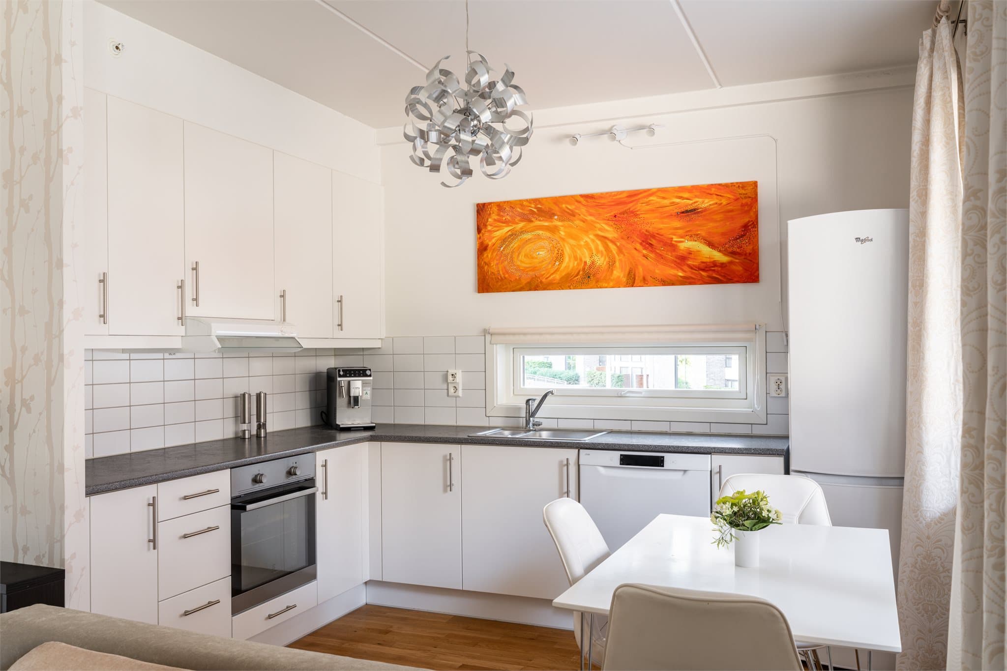 Det er godt med arbeidsplass på benken, noe som gjør kjøkkenet praktisk i bruk. Mulighet til å montere platetopp.