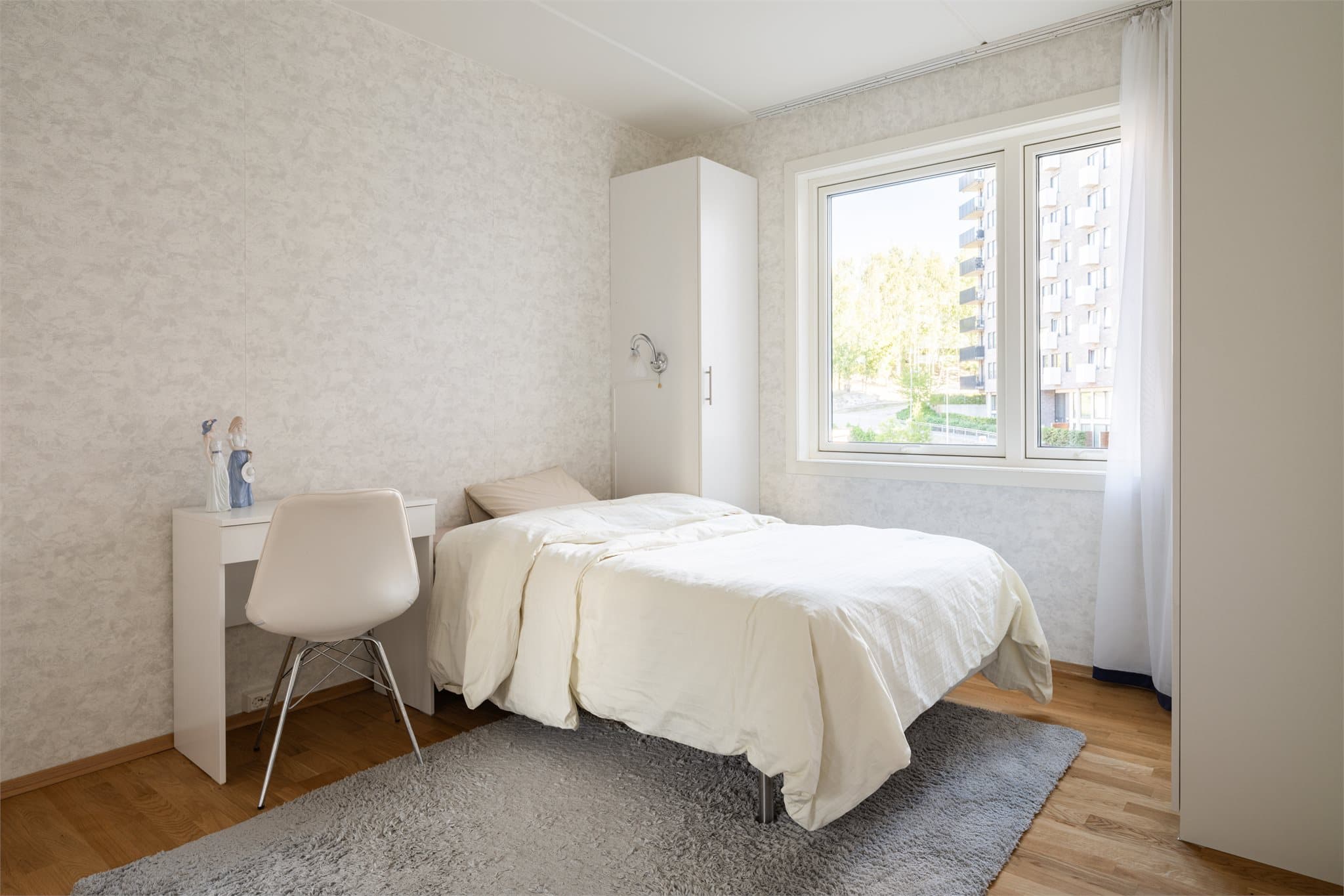 Et meget romslig soverom med god plass til dobbeltseng, garderobe og nattbord.