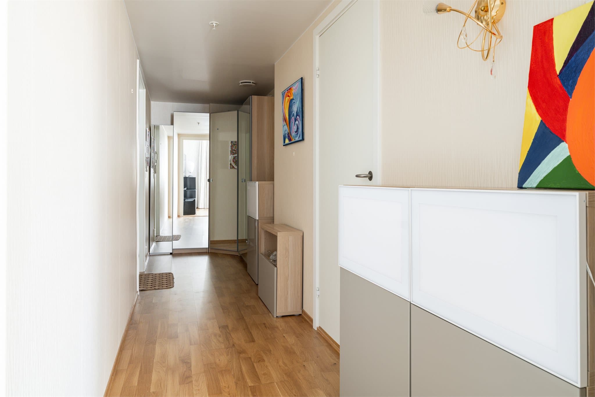 3-stavs eikeparkett er gjennomgående brukt i leiligheten.