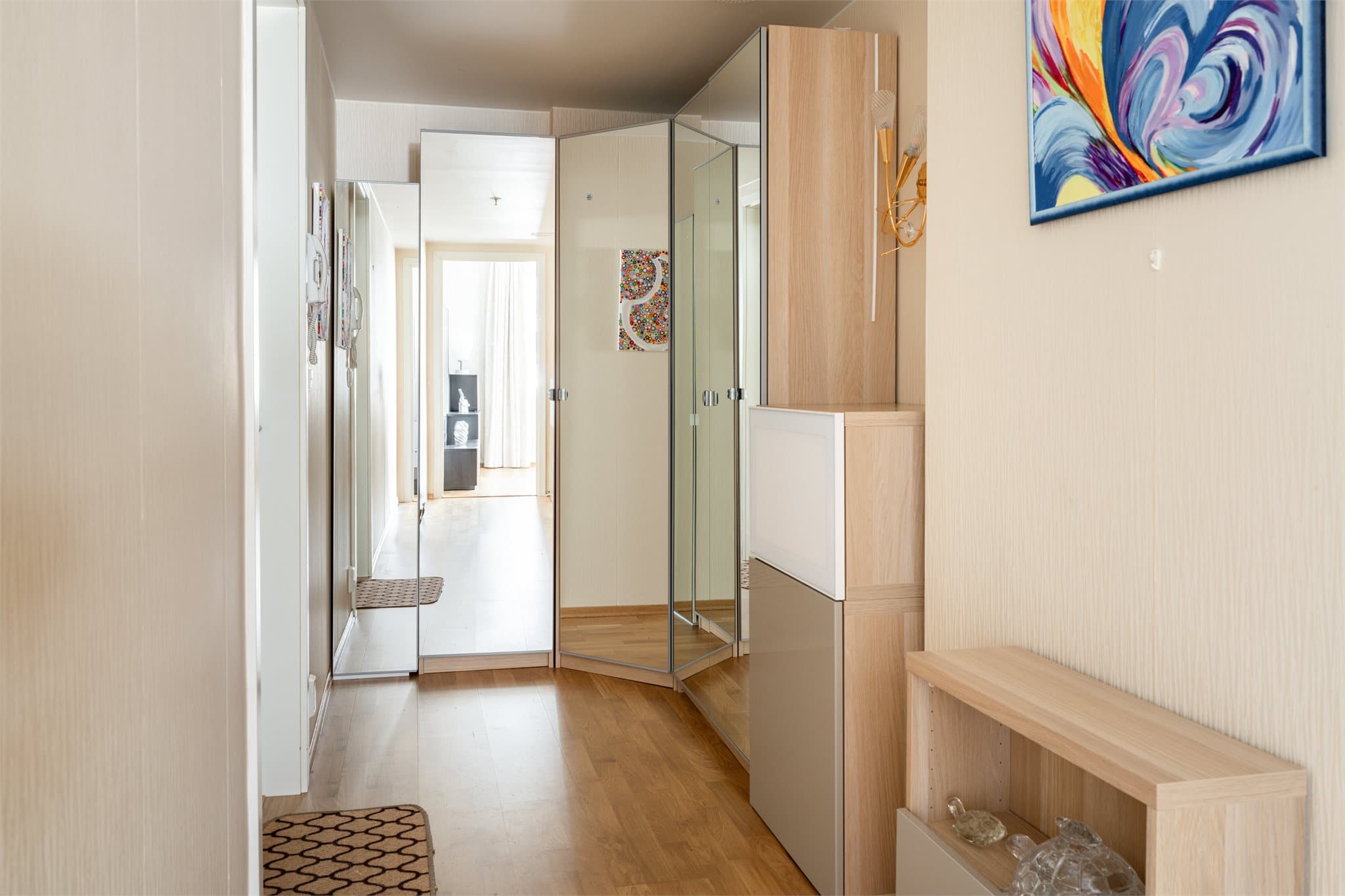 Innbydende entrè med godt med lagringsplass.