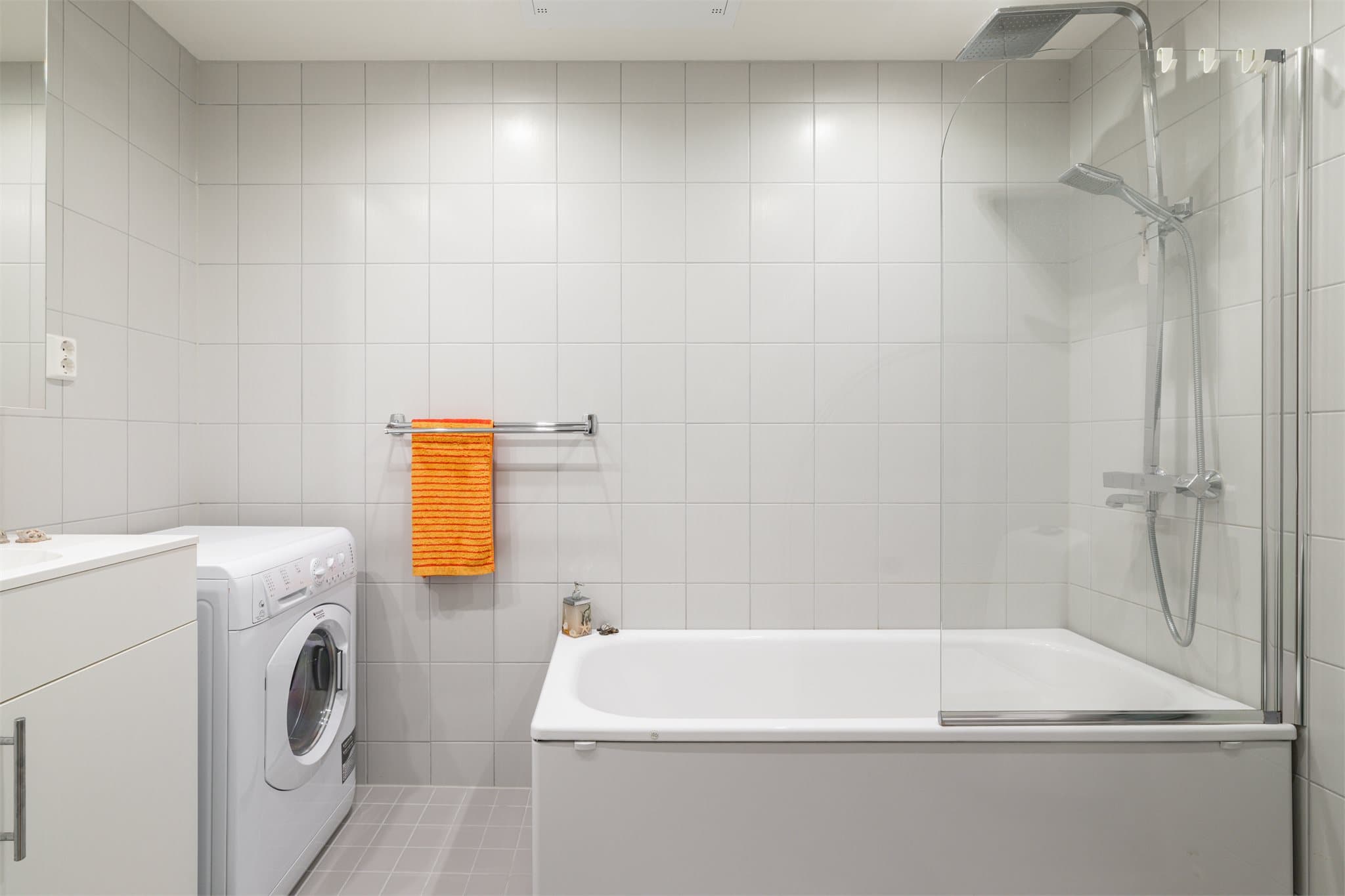 Pent flislagt bad med varmekabler i gulv.