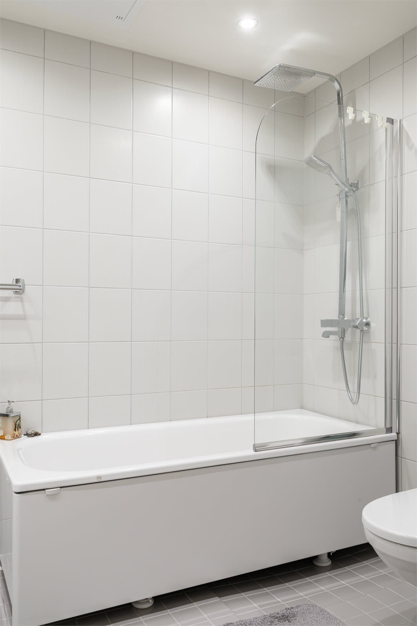 Badet er utstyrt med badekar med mulighet for dusj, servant med underskap, samt opplegg for vaskemaskin.