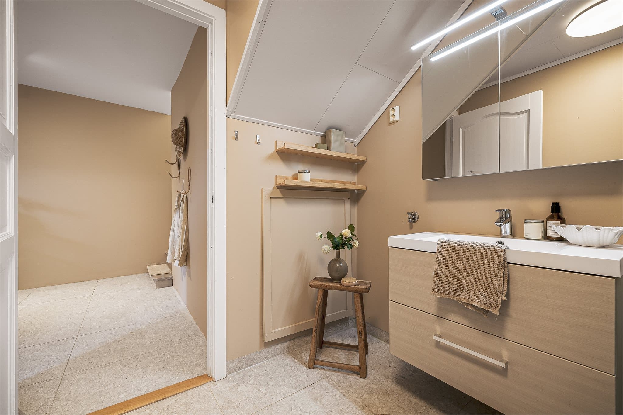 - Badet måler 5,2m² -