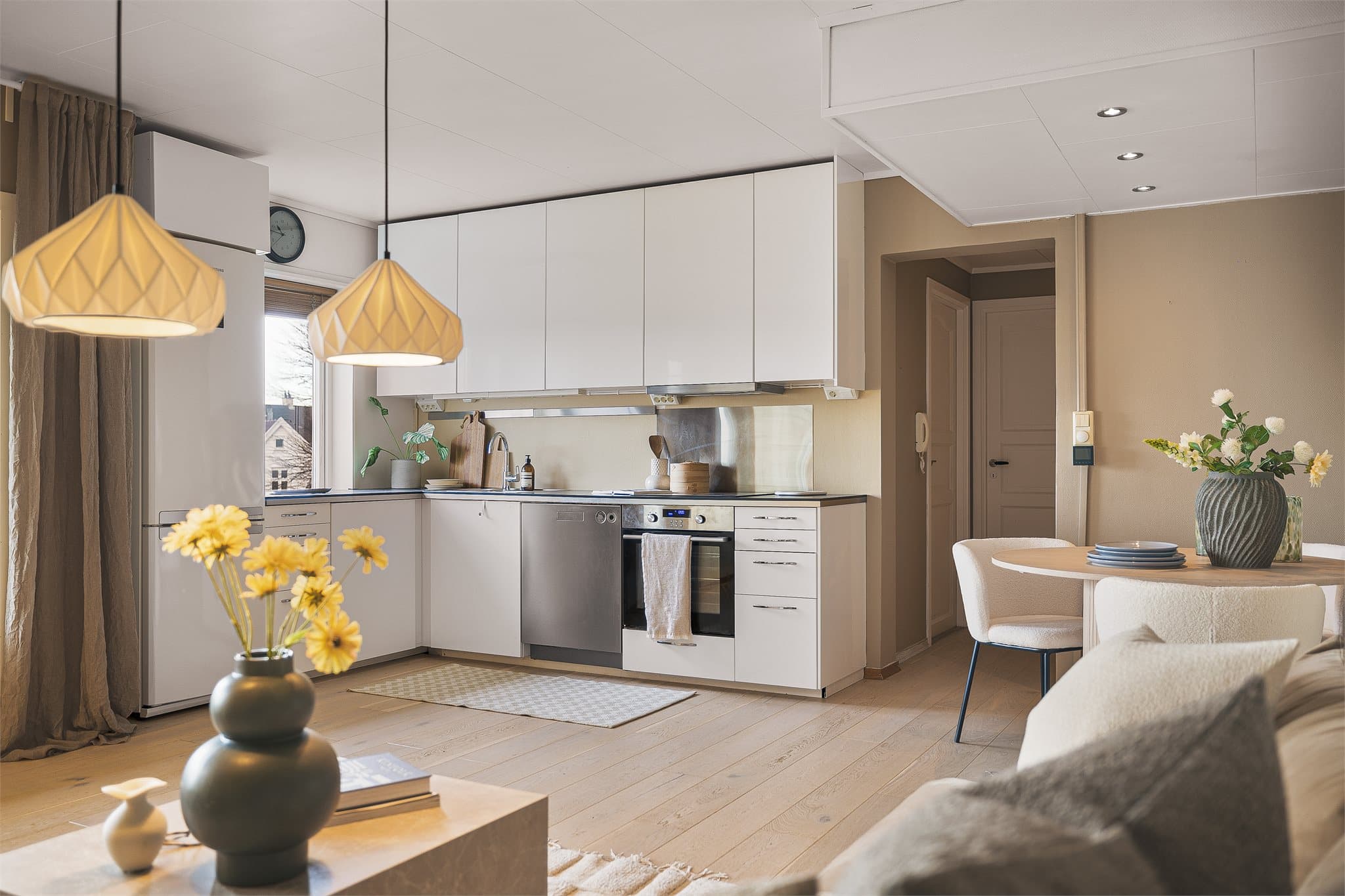 - Ny eier får glede av integrert stekeovn, platetopp m/induksjon og frittstående oppvaskmaskin -