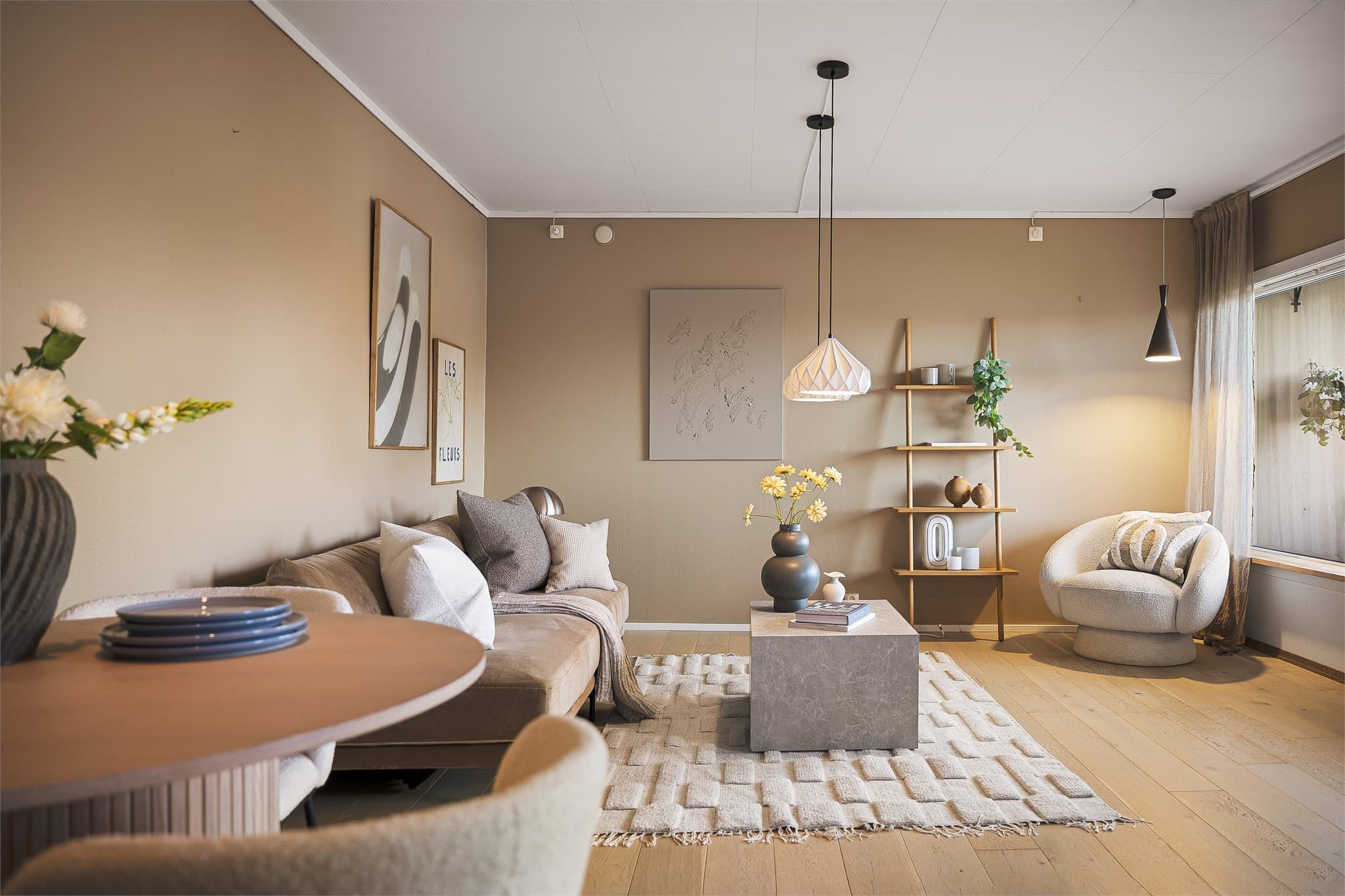 - Leiligheten har et innvendig BRA-i på 80m² og inneholder Entré/gang/trapperom, stue/kjøkken, bad, 3 soverom og kott + to eksterne boder -