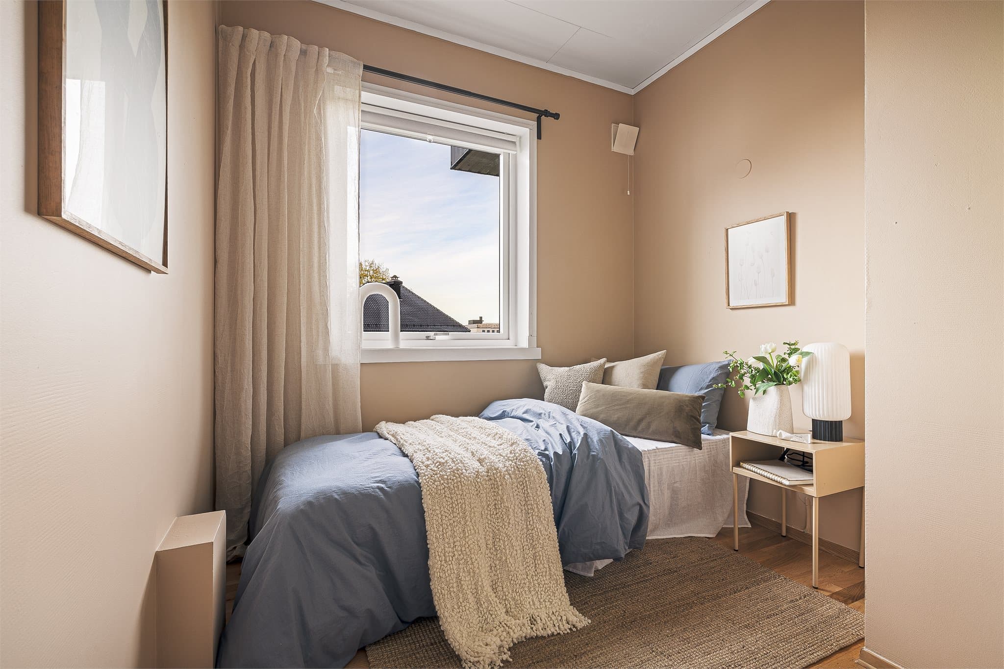 - Soverom 2 måler 5,8m² -