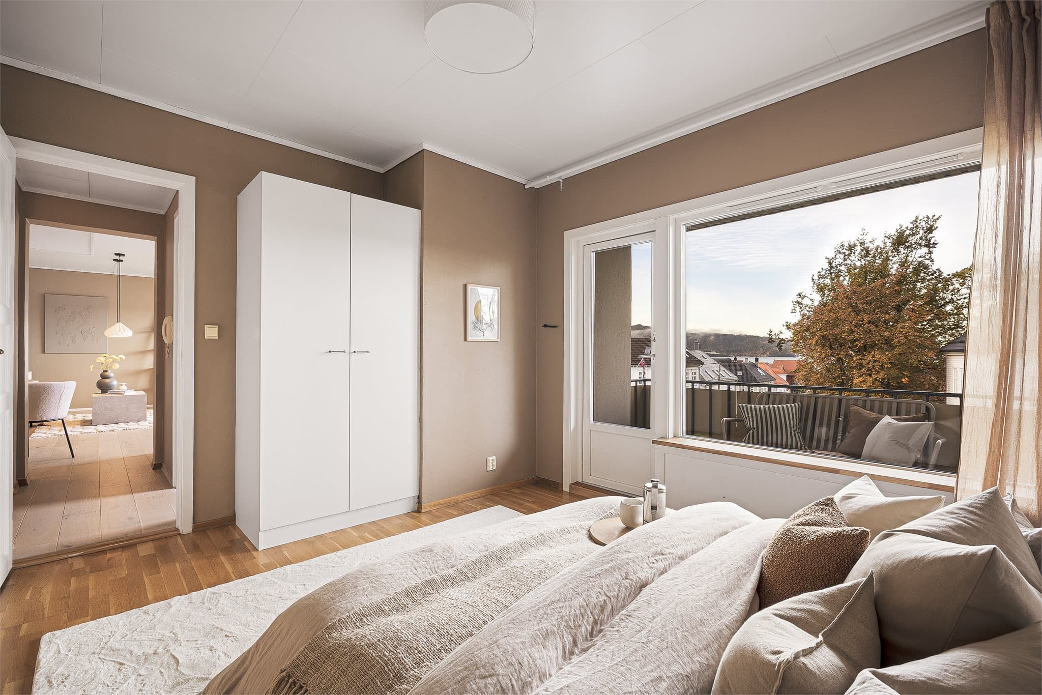 - God plass til dobbeltseng i ønsket størrelse og tilhørende møblement -