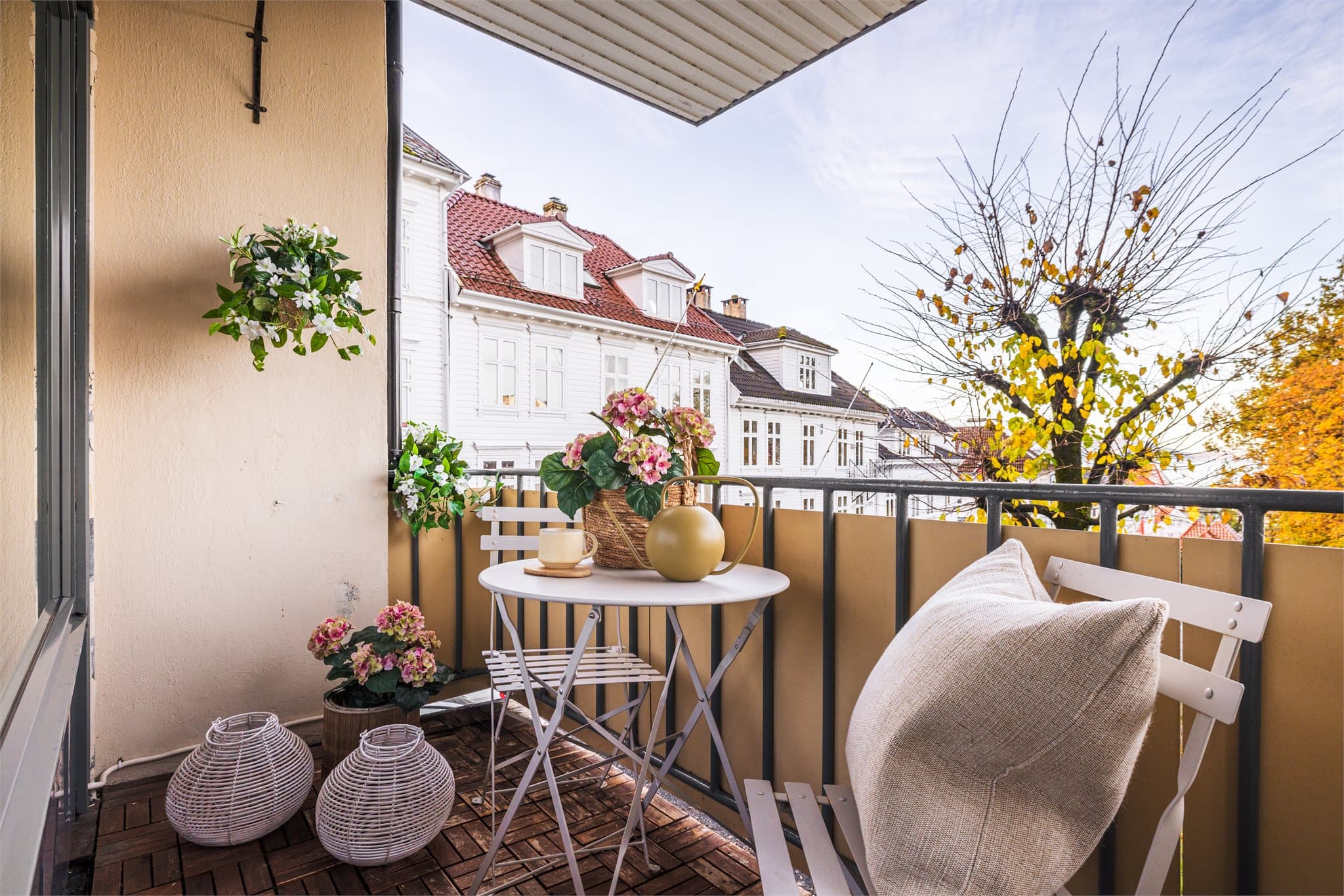 - Fra stuen er det direkte utgang til en herlig balkong -