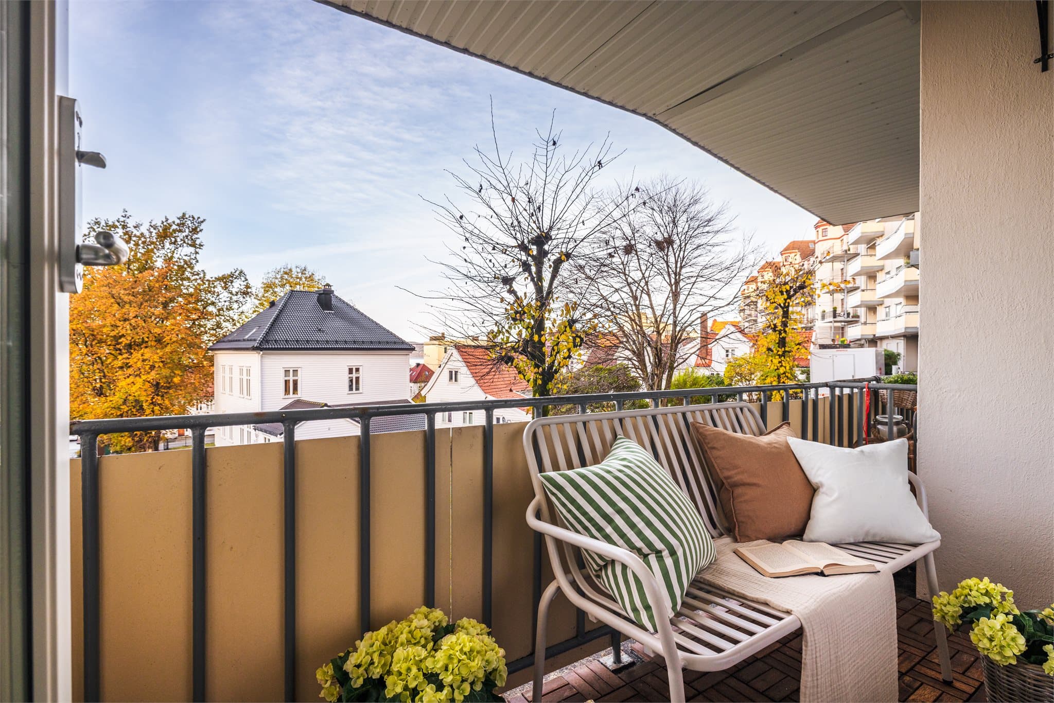 - Overbygget balkong som gjør bruksmulighetene betraktelig større, og utemøblement kan stå ute store deler av året -