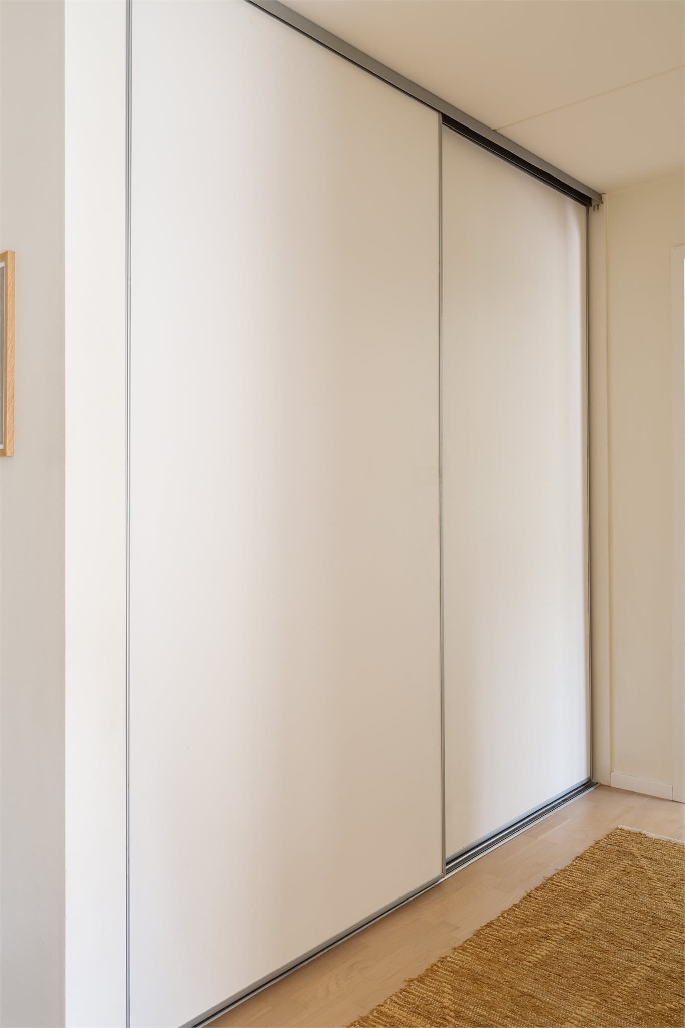 En stor skyvedørsgarderobe rommer det du trenger av tøy og diverse!