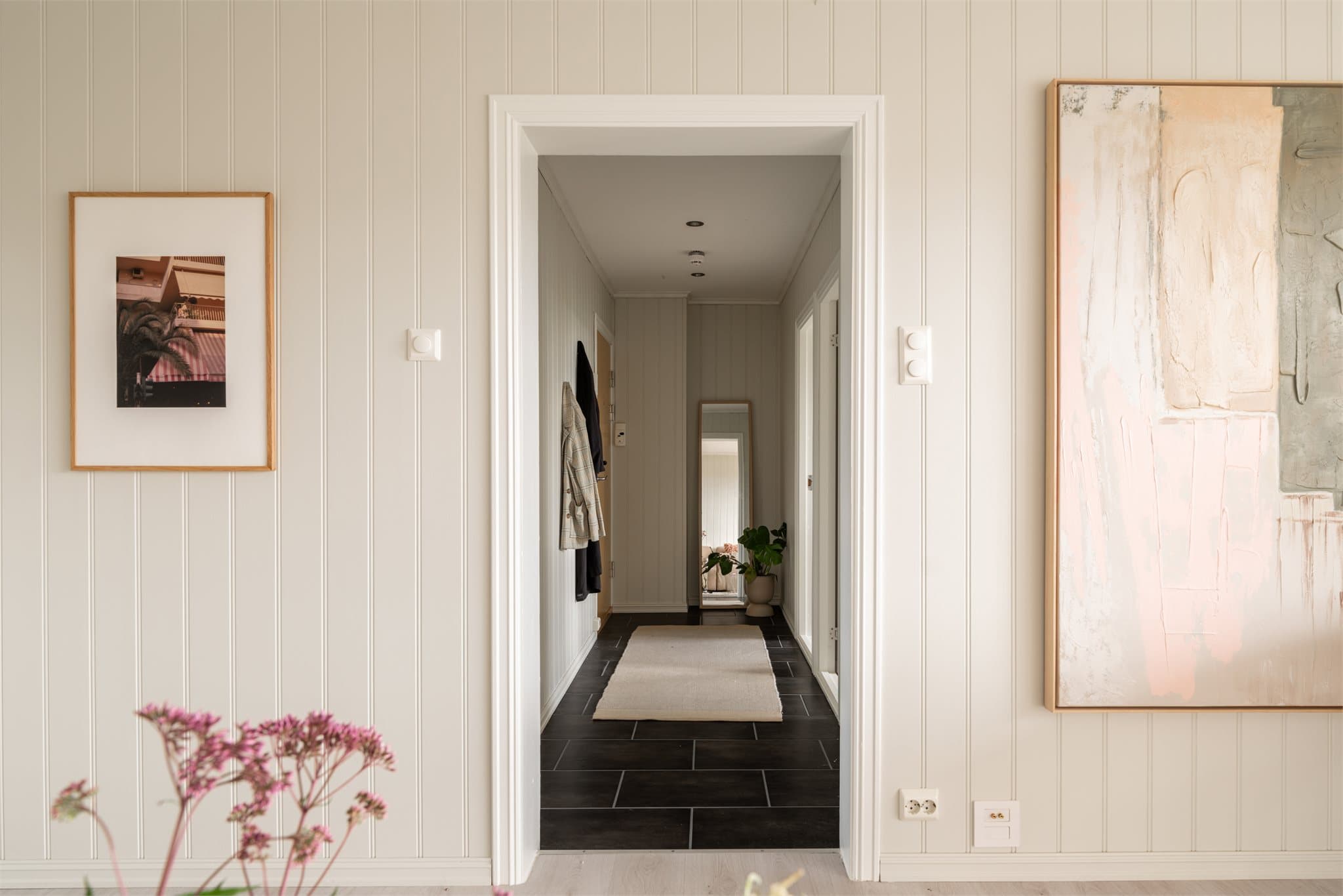 Et stilrent interiør preget av lyse toner.