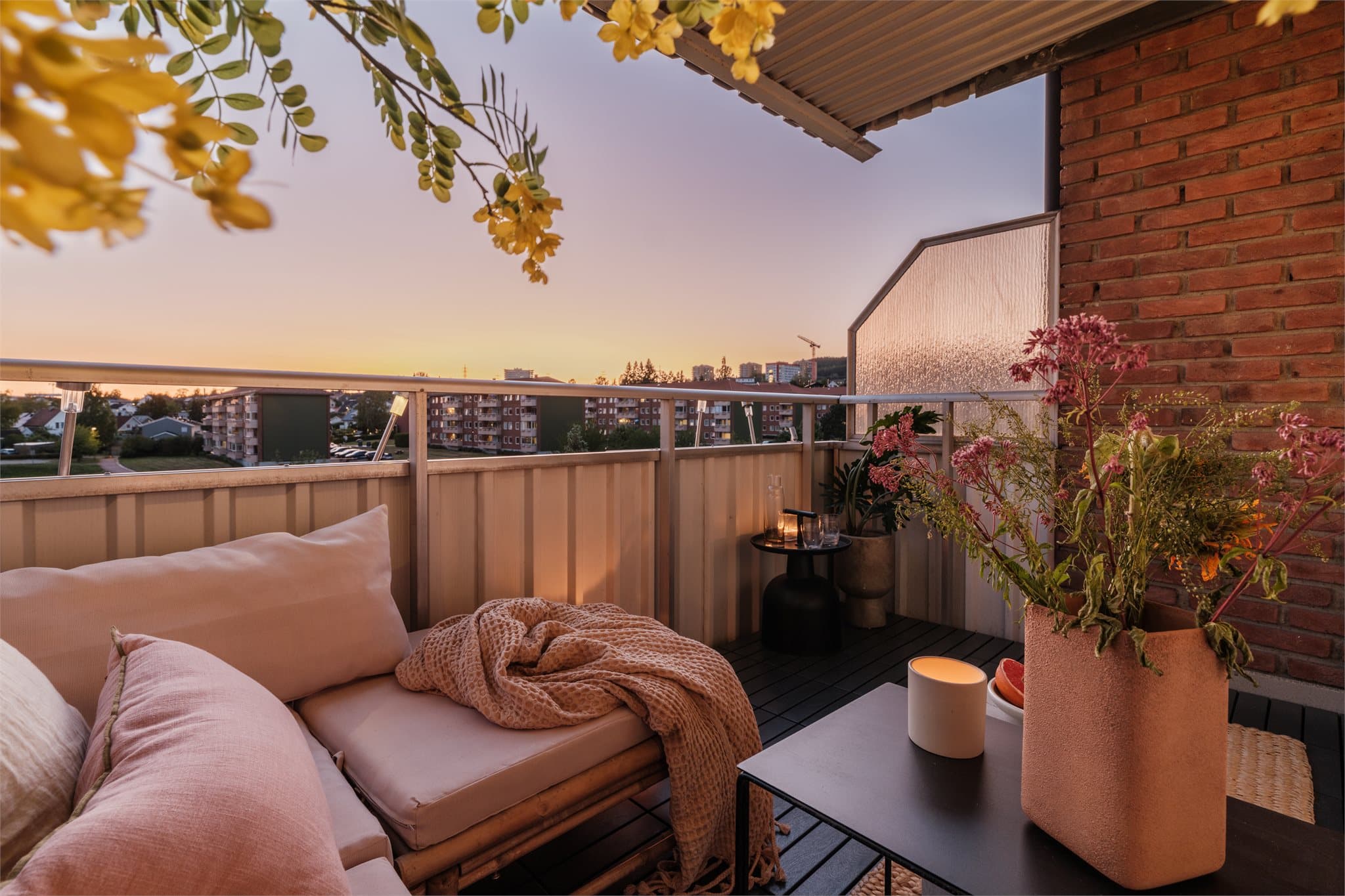 Balkongen er delvis overbygd og har svært gode solforhold.