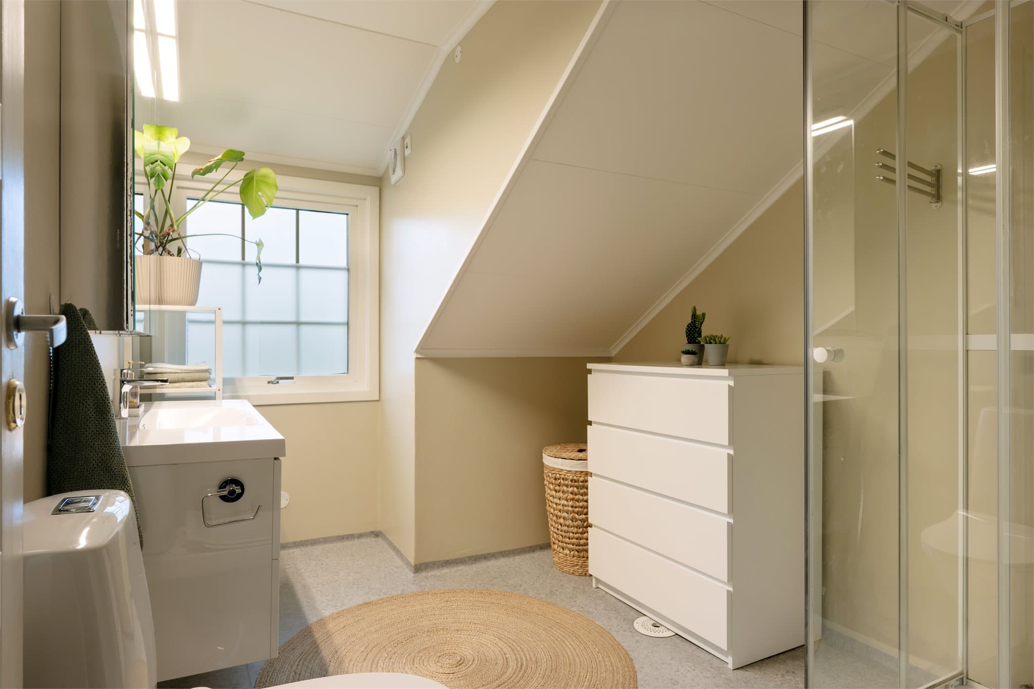 Badet i 2. etasje ble oppgradert i 2020 og har vinylbelegg på gulv med elektriske varmekabler.