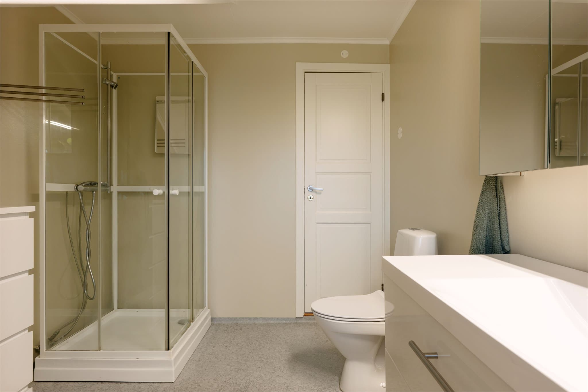 Badet er utstyrt med dusjkabinett, toalett og plass til evt. badekar.