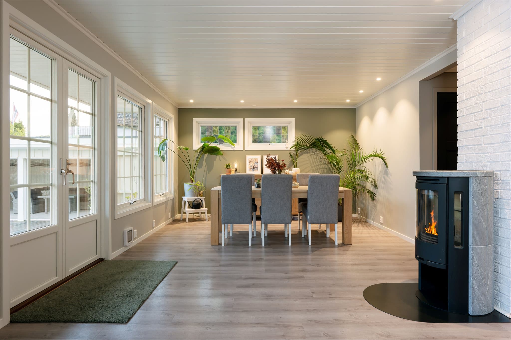 Spiseplassen i stuen har god plass til langbord og direkte utsyn mot hagen og bassengområde
