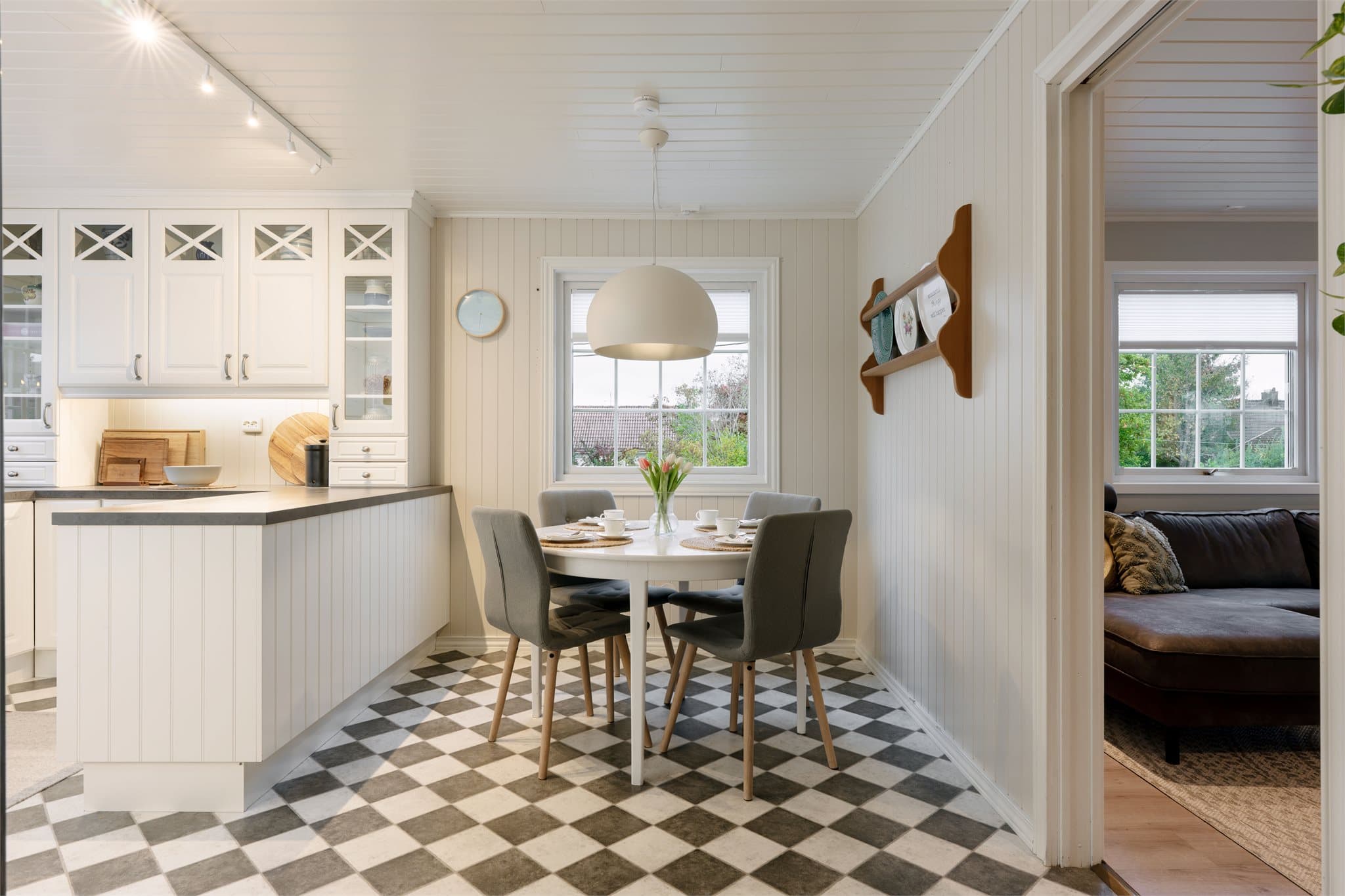 Kjøkkenet har god plass til eget spisebord.