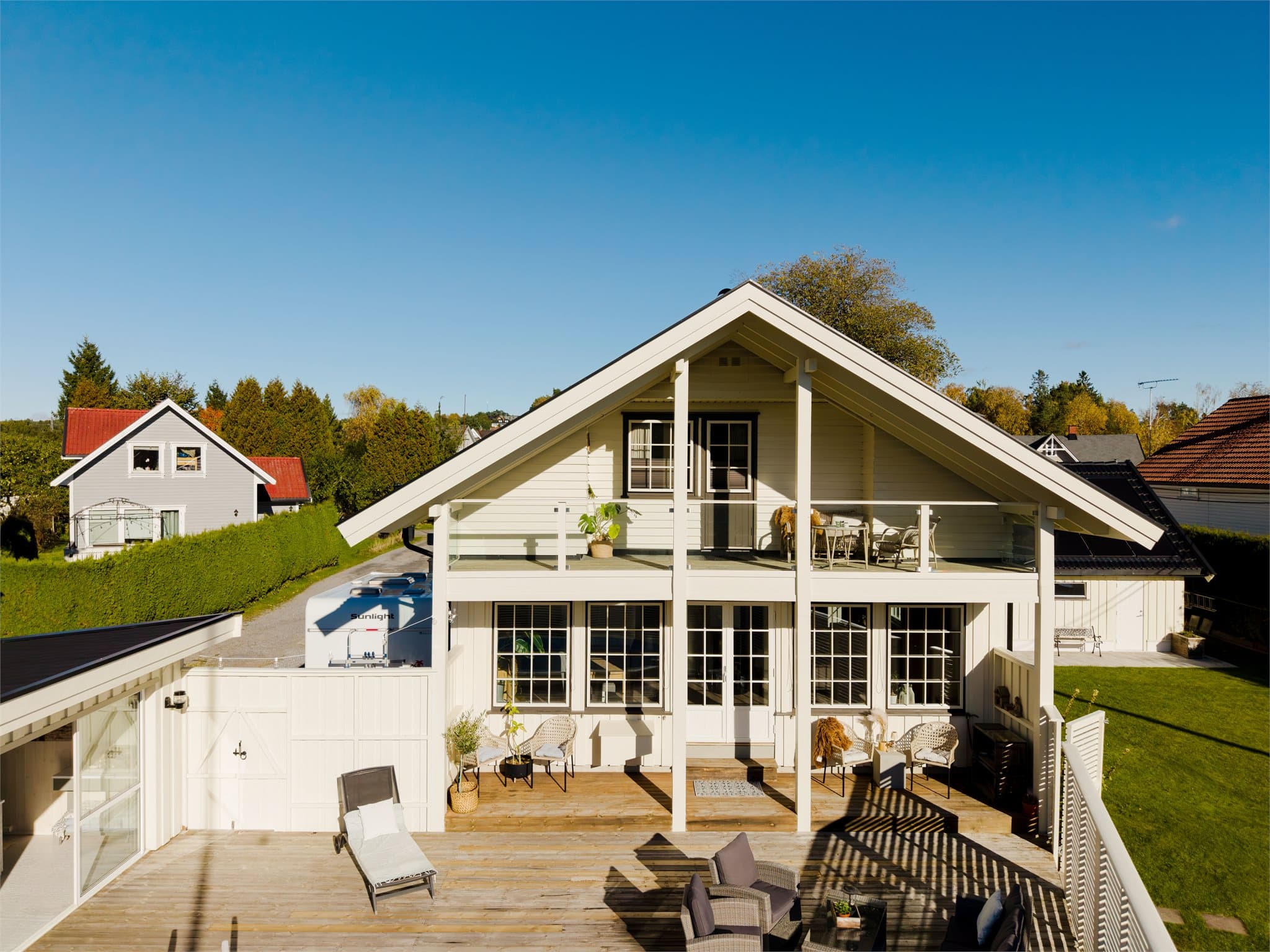 Uteområdet knytter sammen boligens stue, terrasse, basseng og sommerstue.