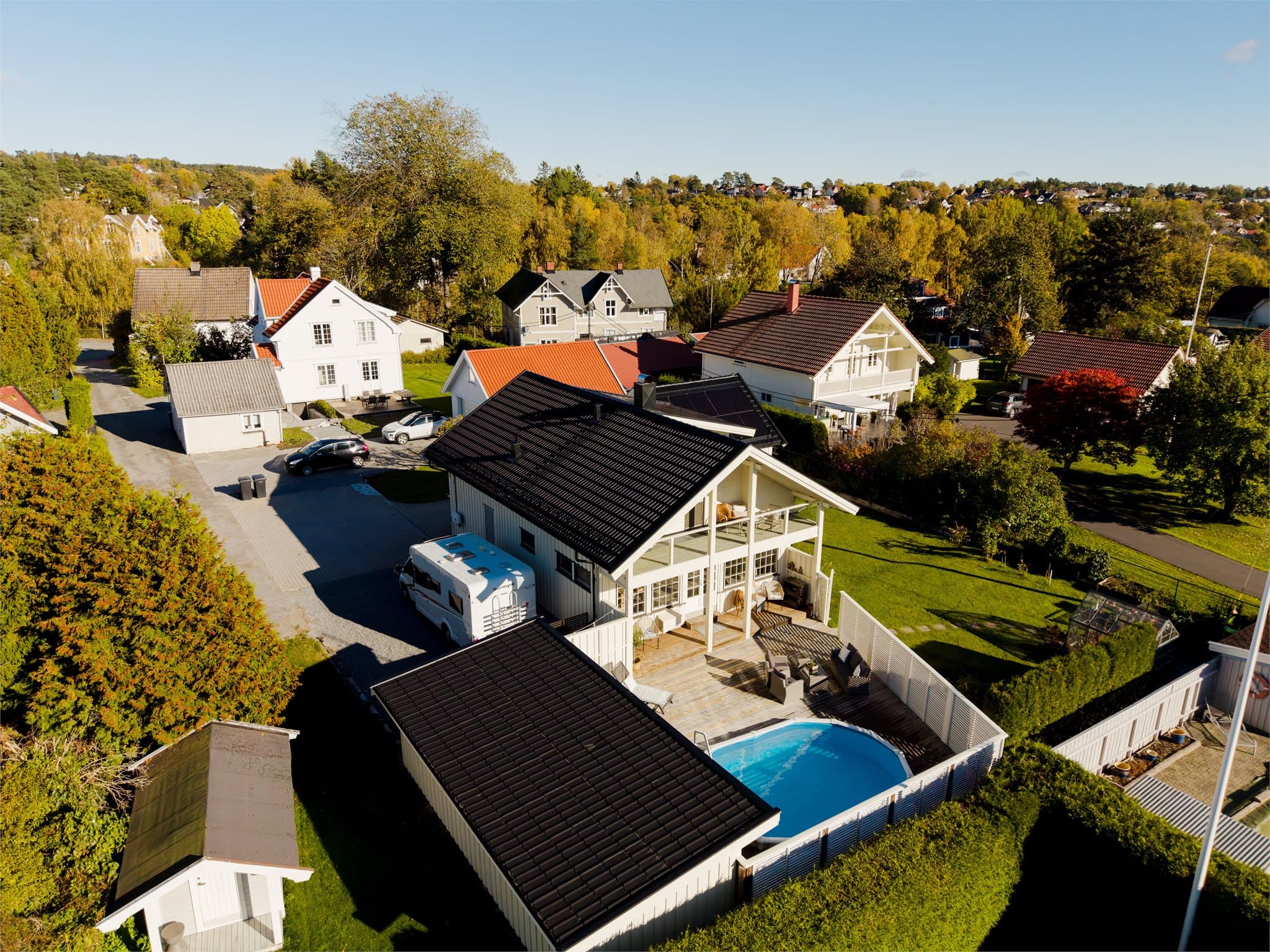 Boligen ligger tilbaketrukket i blindvei med trygge rammer for barnefamilier.