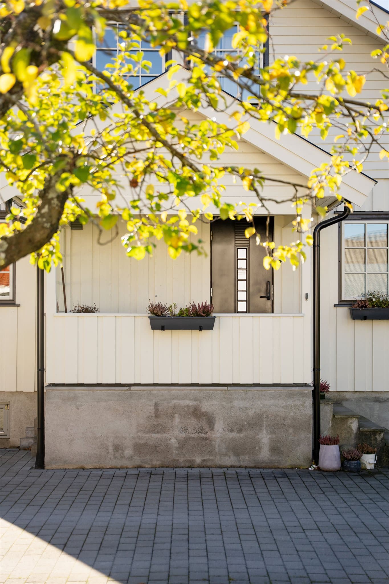Overbygget inngangsparti ble tilbygd i 1997 og har murt trappeadkomst.