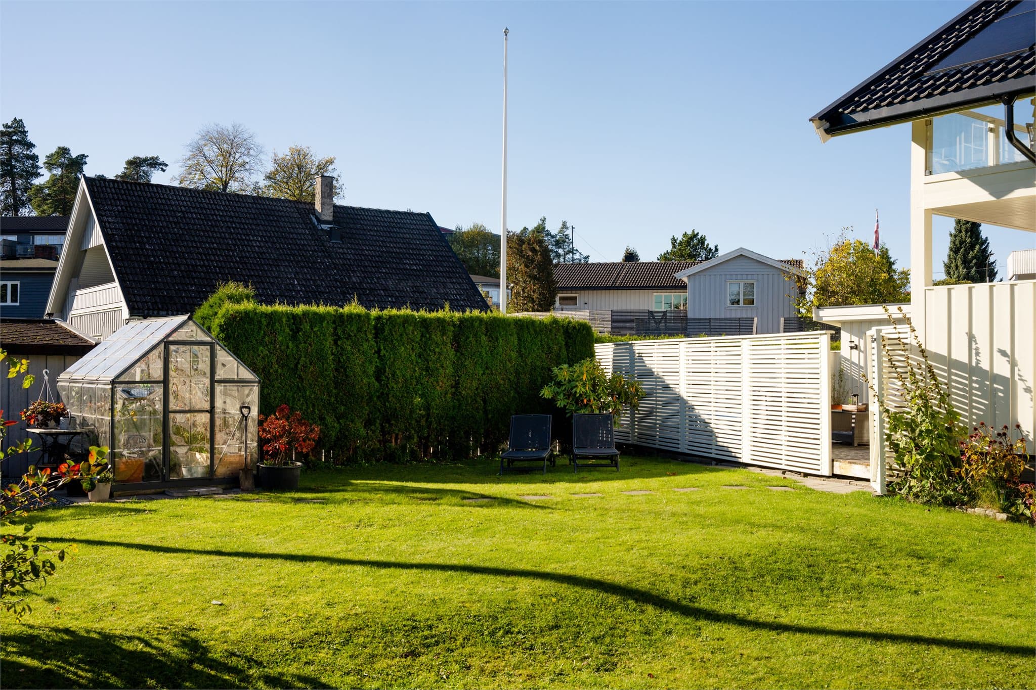 I hagen er det satt opp drivhus og anlagt dyrkingsområde.