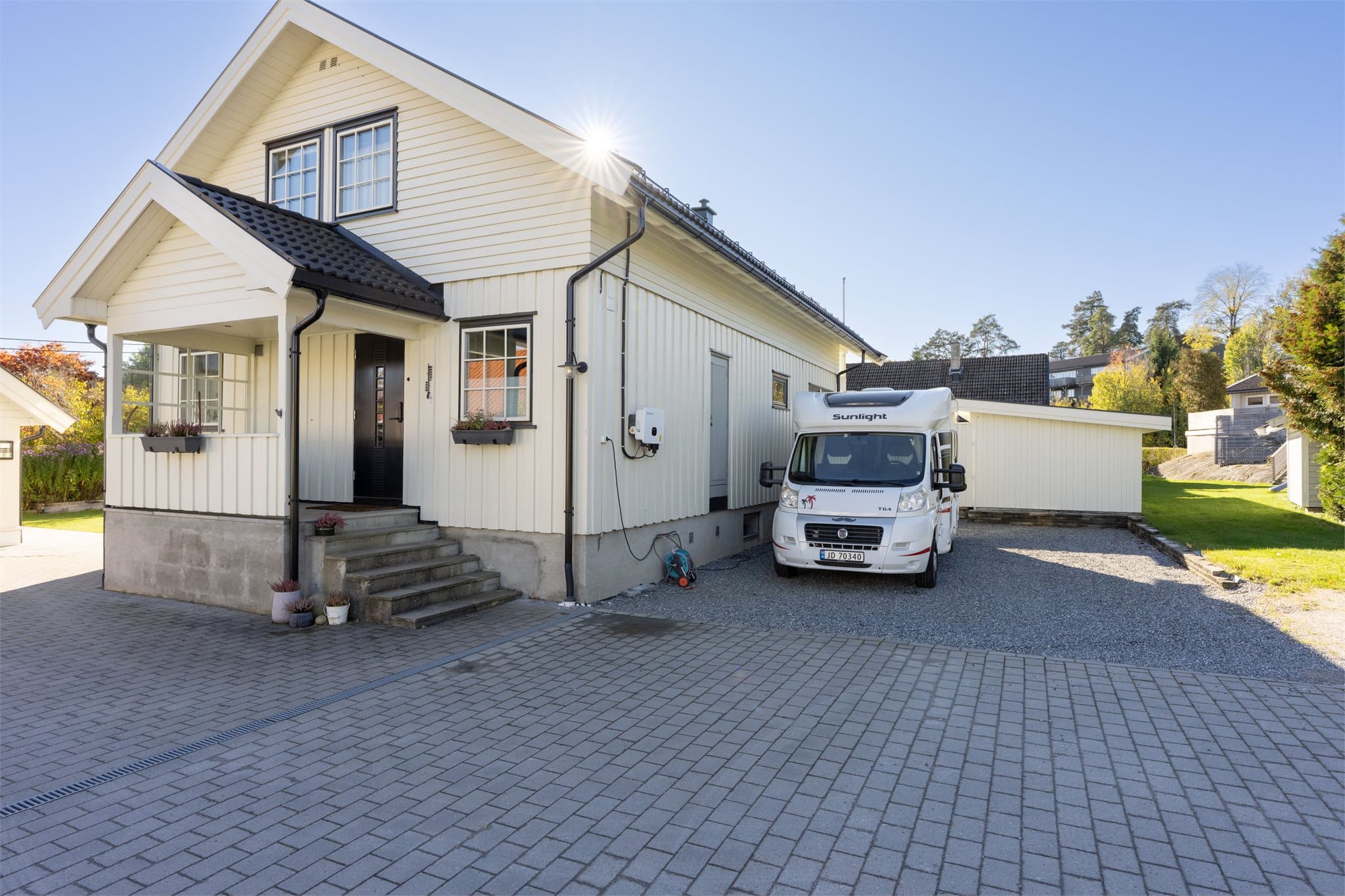 Gårdsplass med god plass til biloppstilling foran boligen.