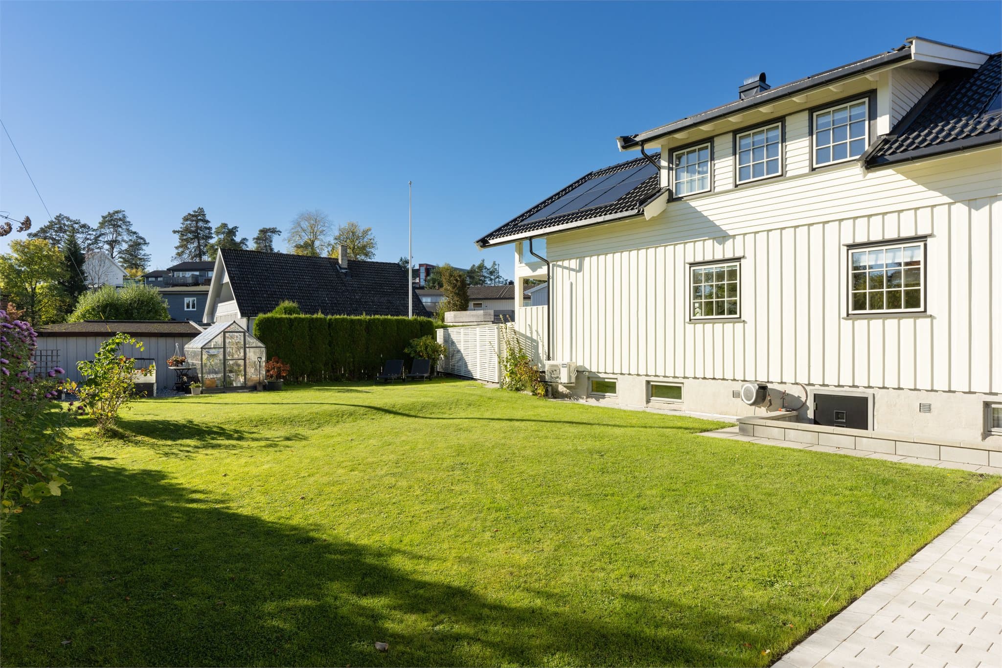 Taket på hovedhuset fikk ny betongtakstein og 18 solcellepaneler i 2022.