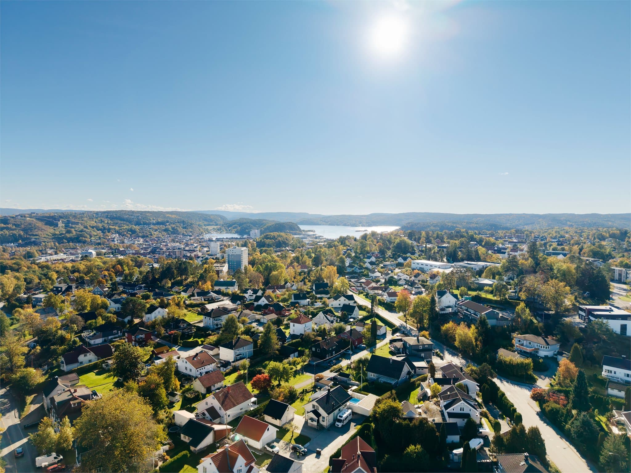 Området har kort vei til Halden sentrum, Tista Senter og togstasjonen.