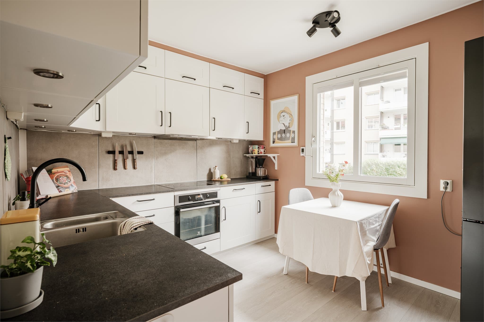 Romslig separat kjøkken med gode arbeidsflater og godt med skapplass.