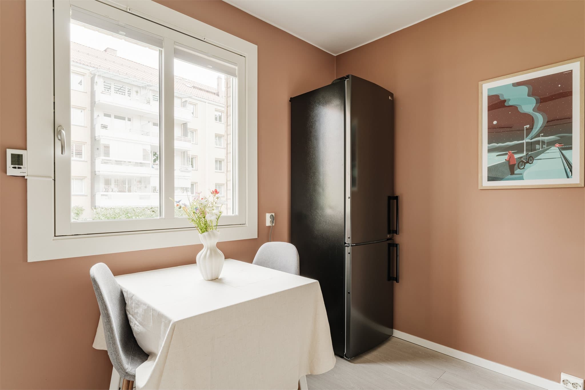 God plass til en spisekrok på kjøkkenet.