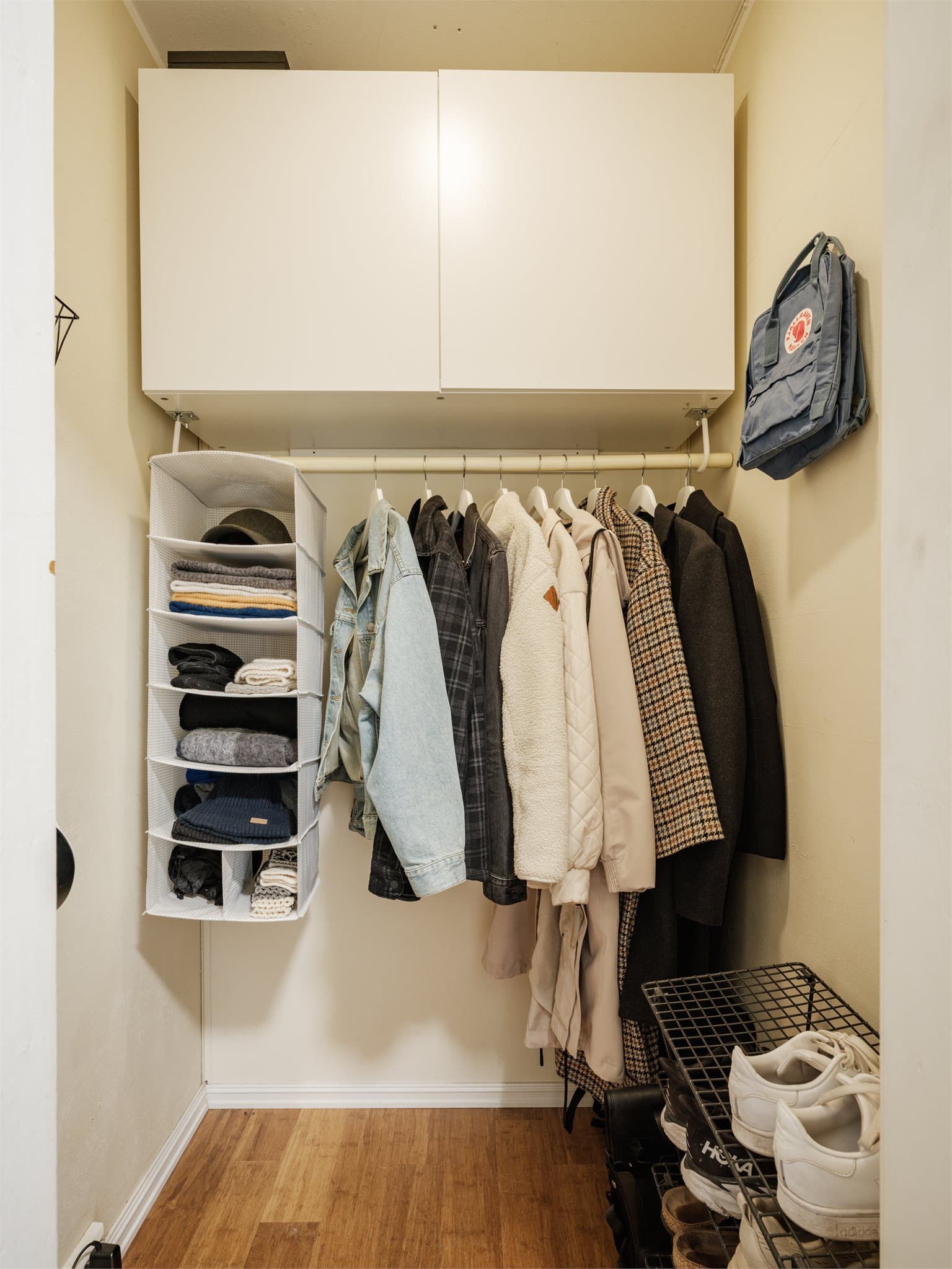 Bod/garderobe i gangen.