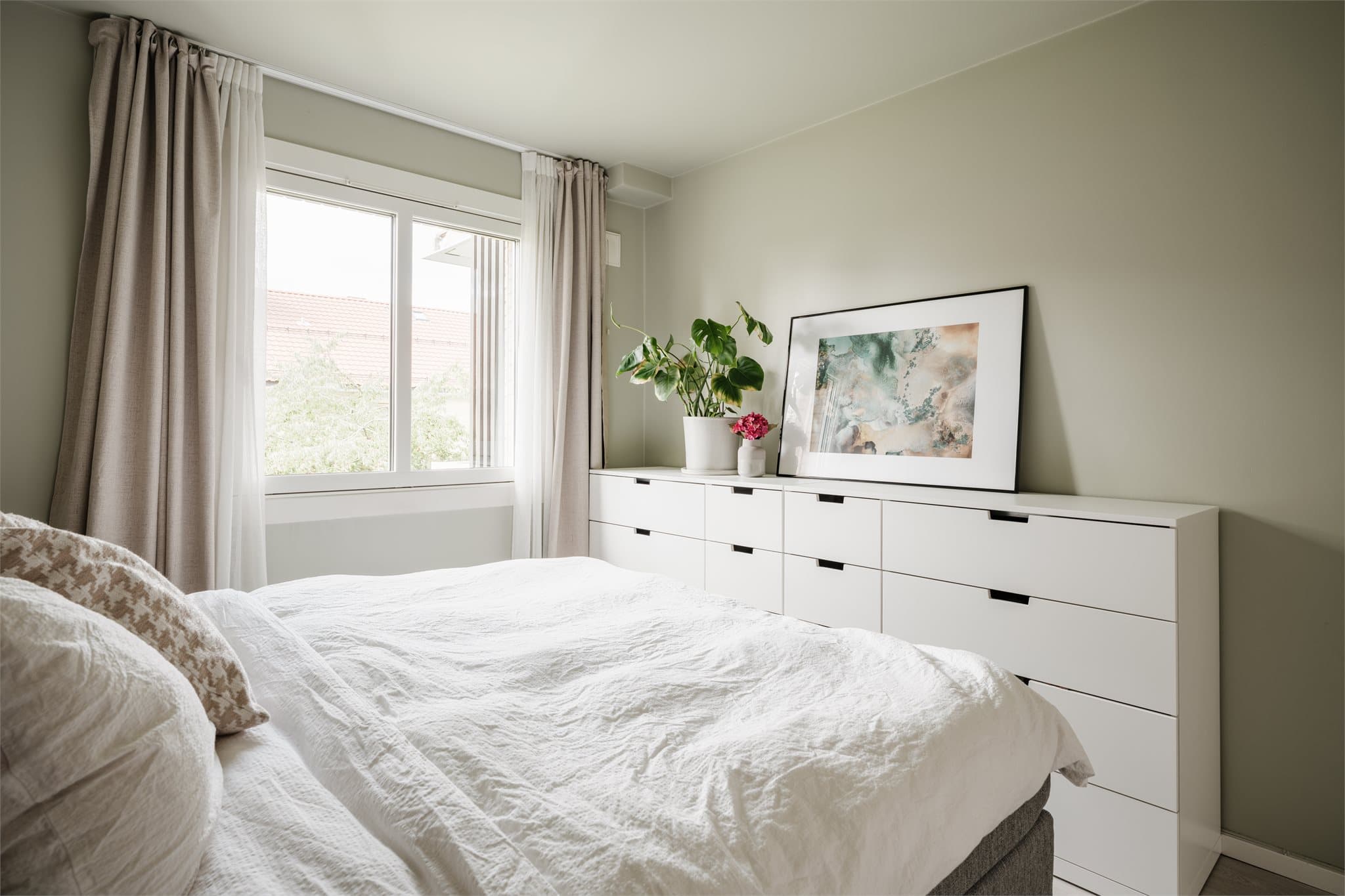 Rommet er vendt mot et stille område.