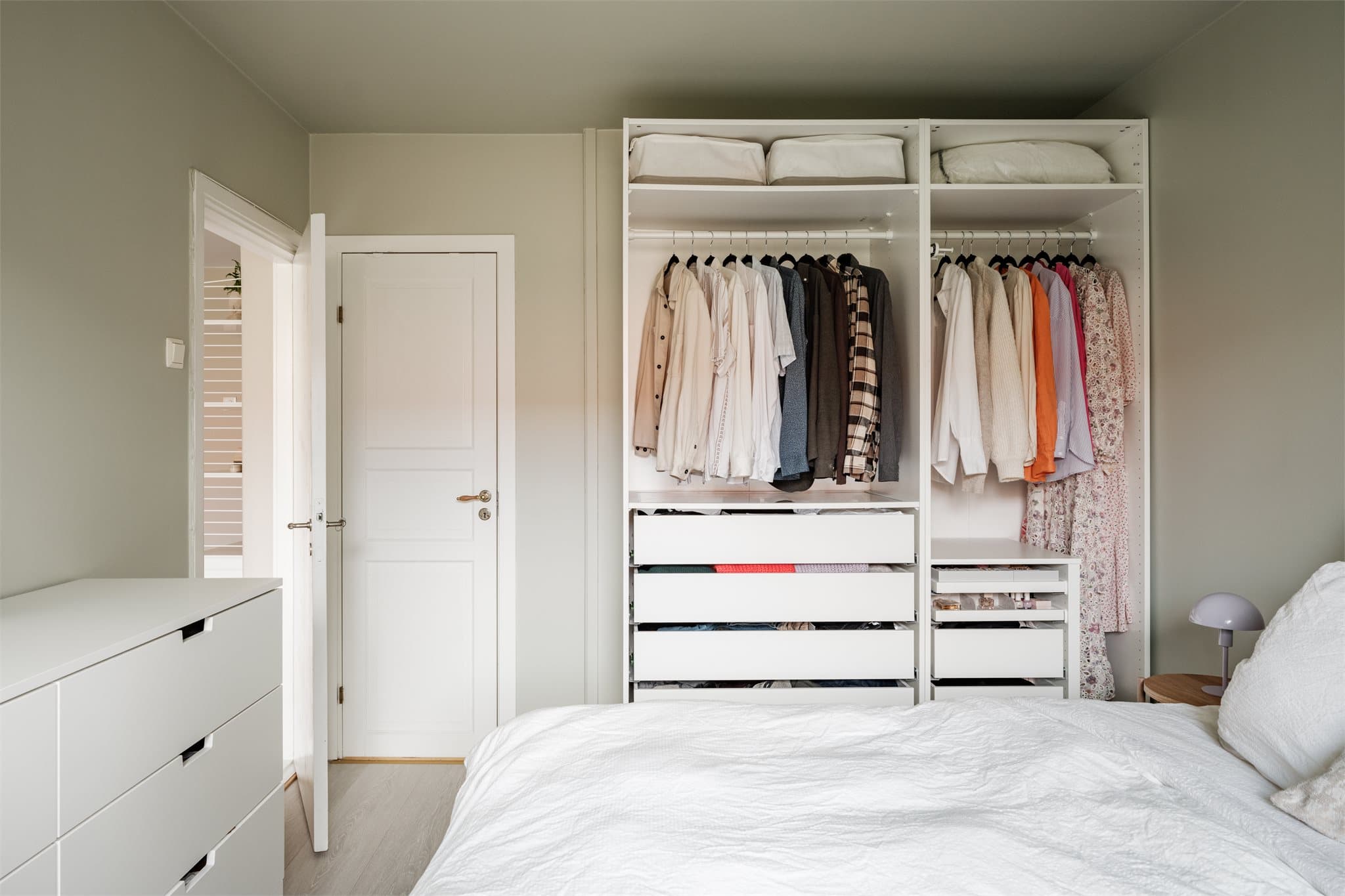 Praktisk skapnisje inne i hovedsoverommet.