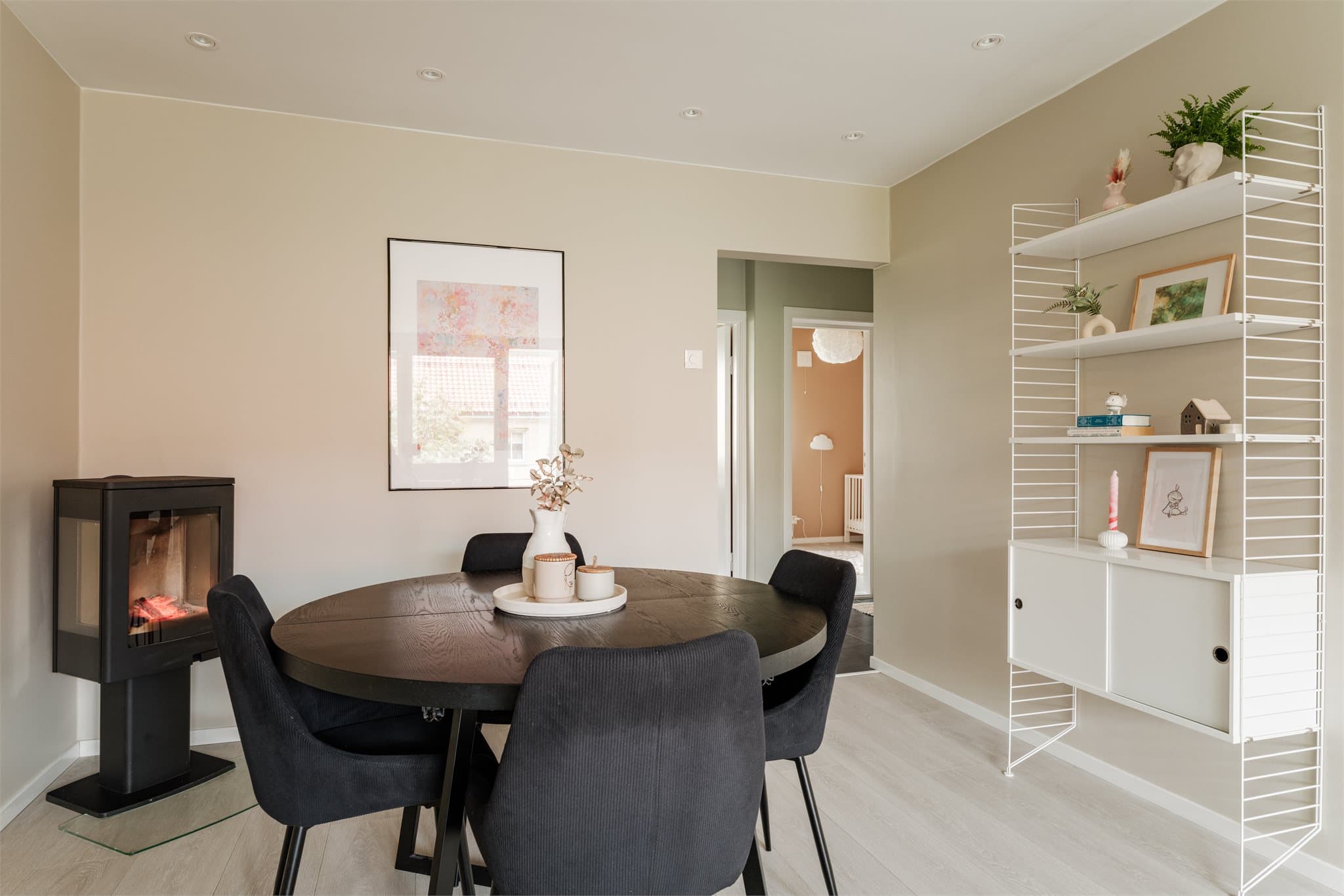 Peisovn i stuen som gir jevn og god oppvarming.