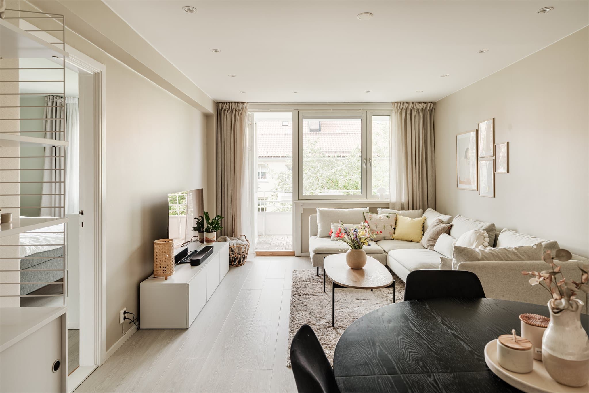 Dette er en tiltalende og romslig 3-roms leilighet med sentral beliggenhet på Hovin.