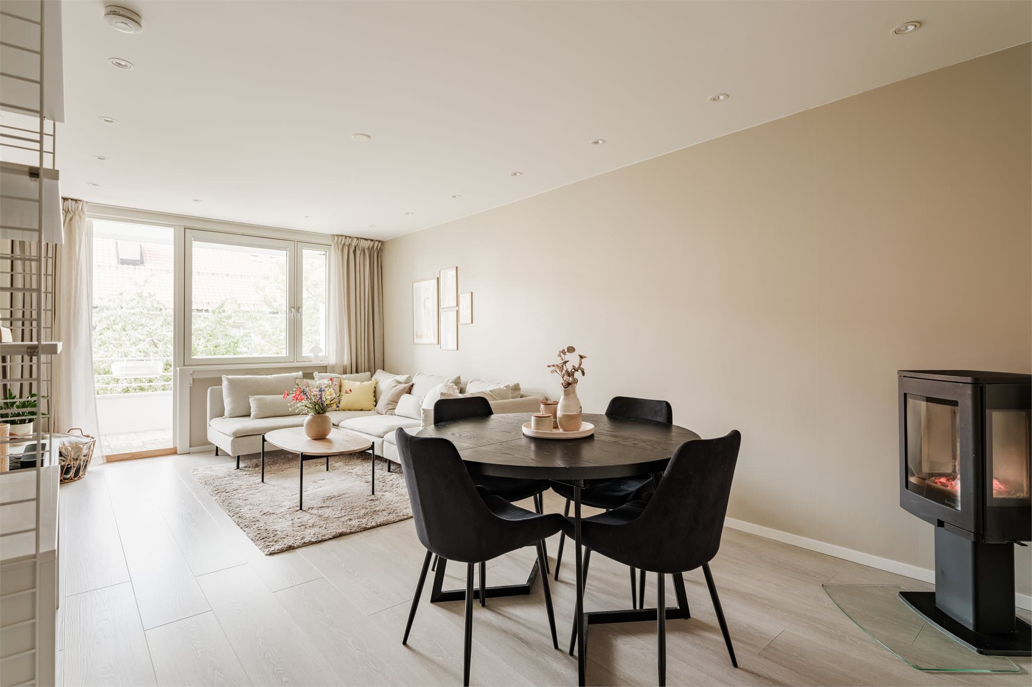 Godt med lysinnslipp fra vindusflatene.