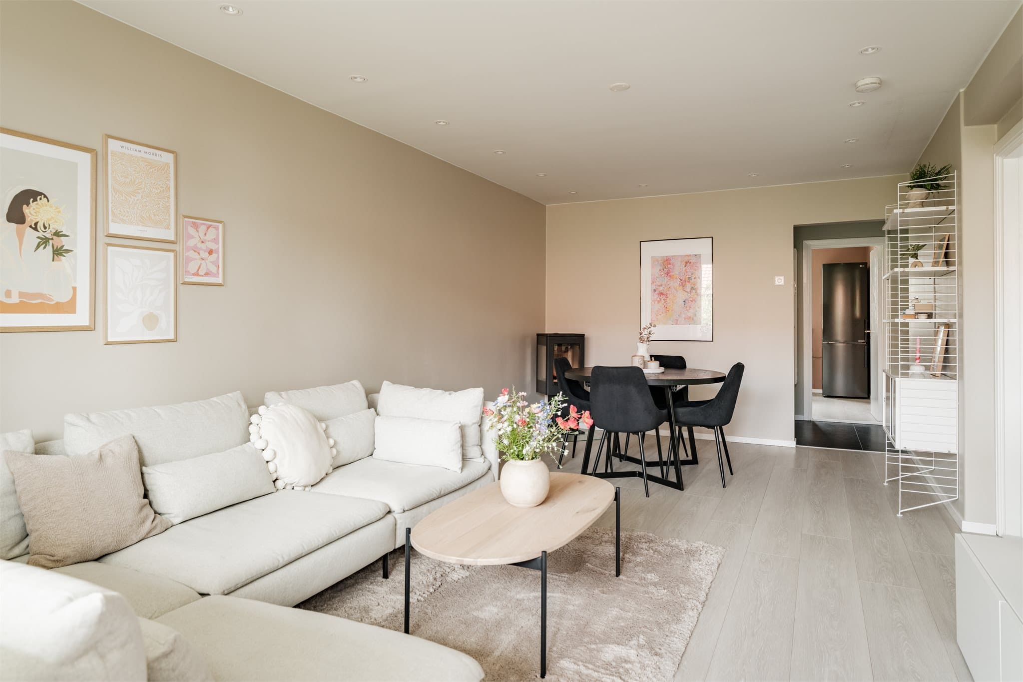 Leiligheten har en gjennomgående planløsning.