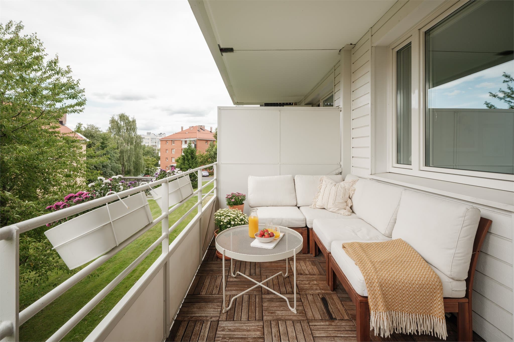 Leiligheten har en herlig balkong med fint grønt utsyn.