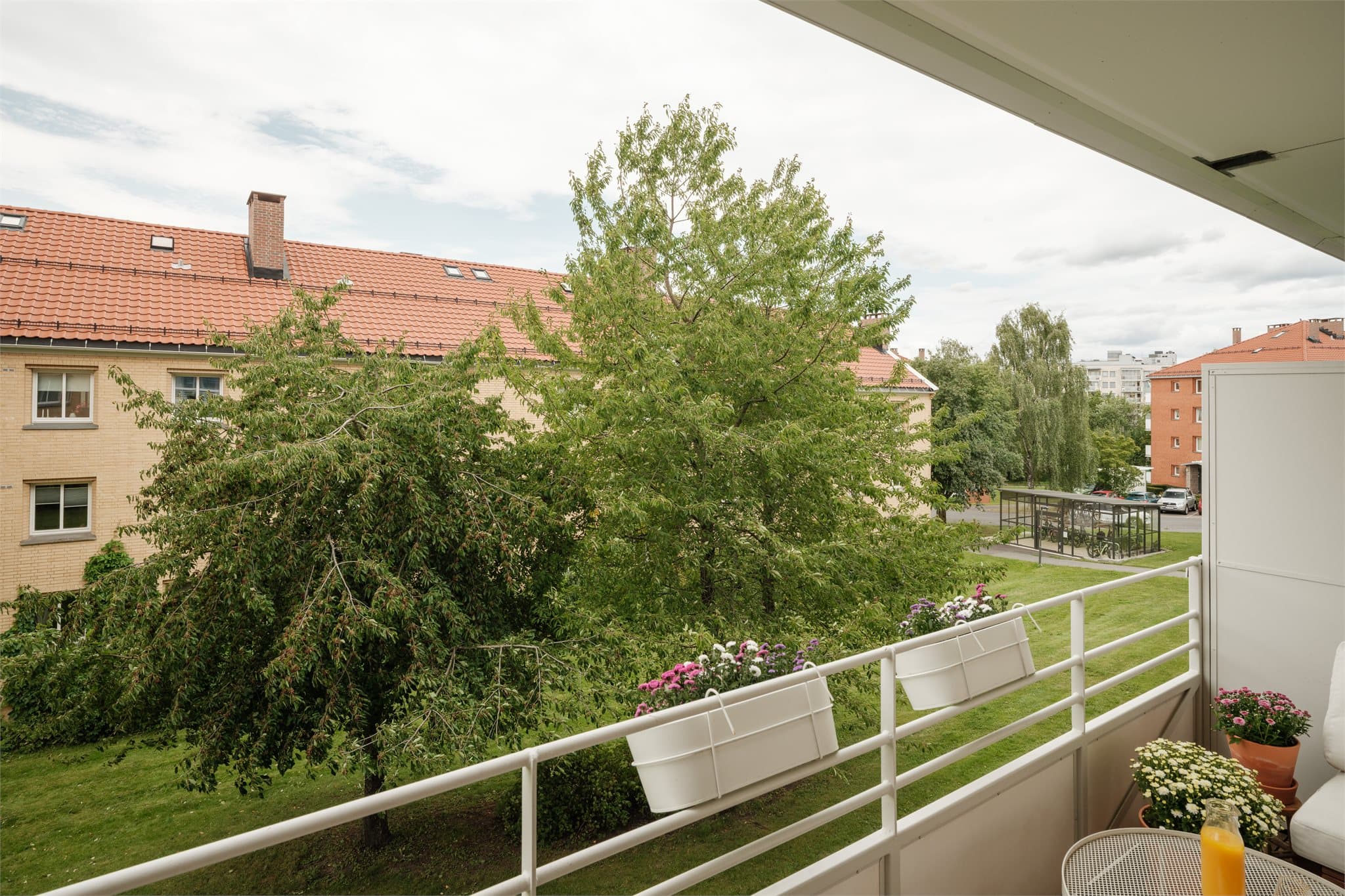 Balkongen vender mot rolige og frodige fellesarealer.