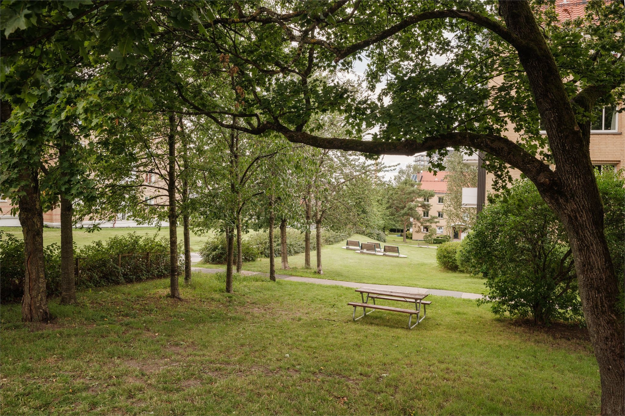 Her bor du i grønne omgivelser, med hovedtur- og sykkelvei mot sentrum fra Groruddalen, Grefsenkollen og Østmarka rett utenfor døren.