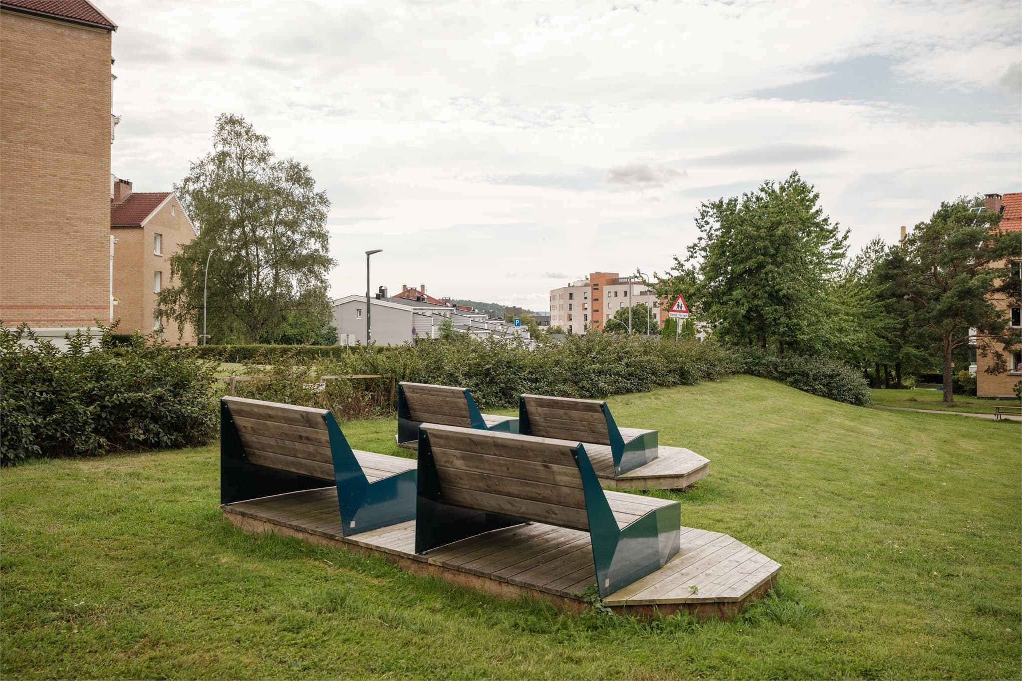 Transportmulighetene er svært gode med Hasle T-bane (linje 5) kun få minutter unna, og gangavstand til både Ensjø og Tøyen T-bane (linje 1–4).