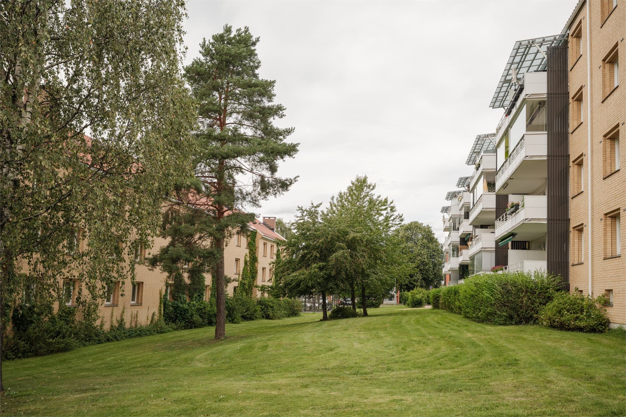 I borettslaget finner du Joker nærbutikk, samt “Vaskeriet” – et populært kultur- og forsamlingshus flittig brukt av beboerne til alt fra private feiringer til åpne arrangementer for hele nabolaget.