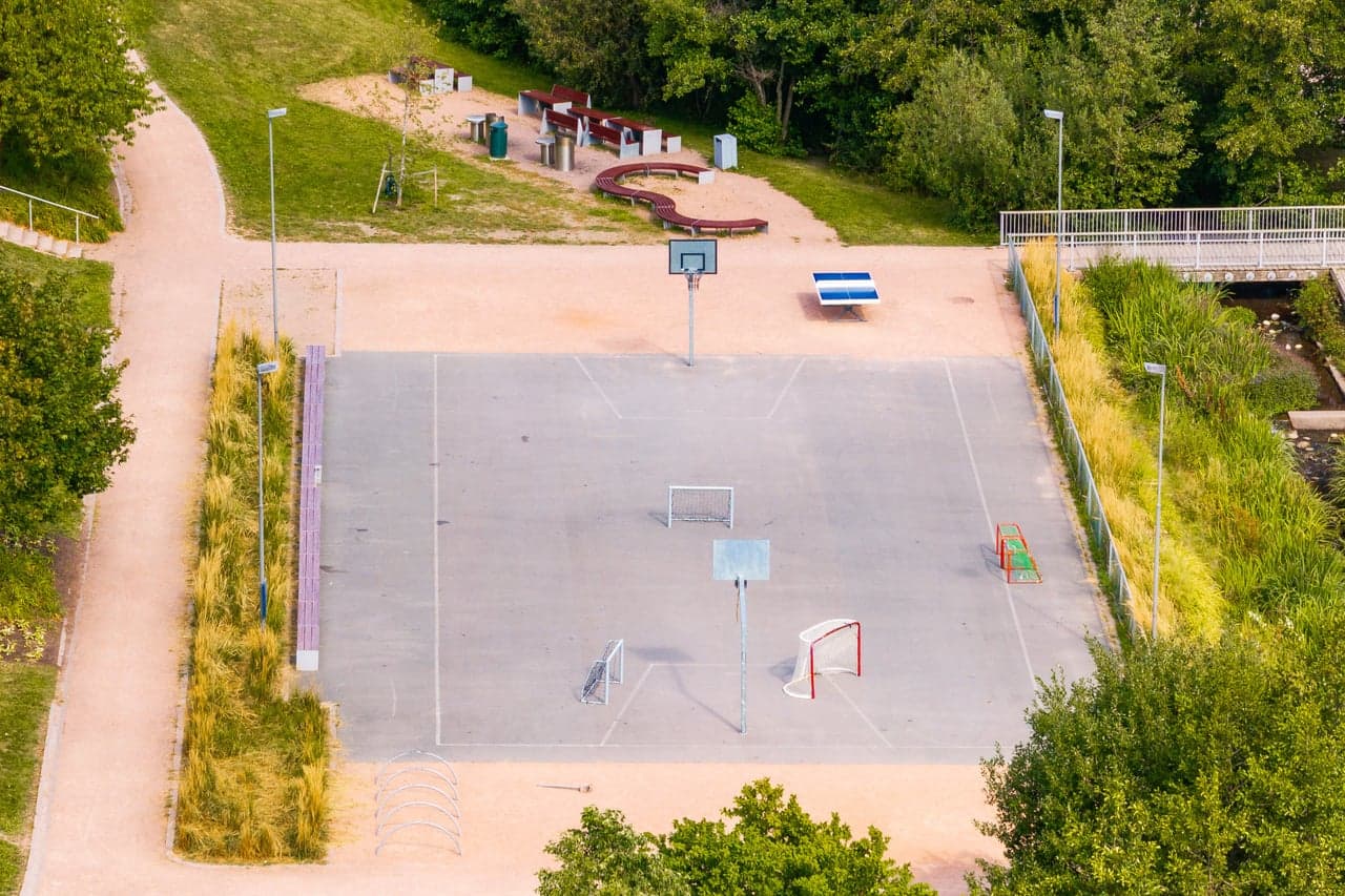 Tilrettelagt for lek og moro i nærområdet.