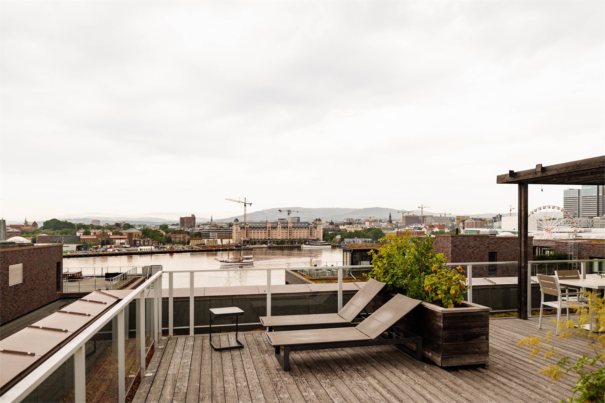 Det er i tillegg en spektakulær felles takterrasse med optimale solforhold