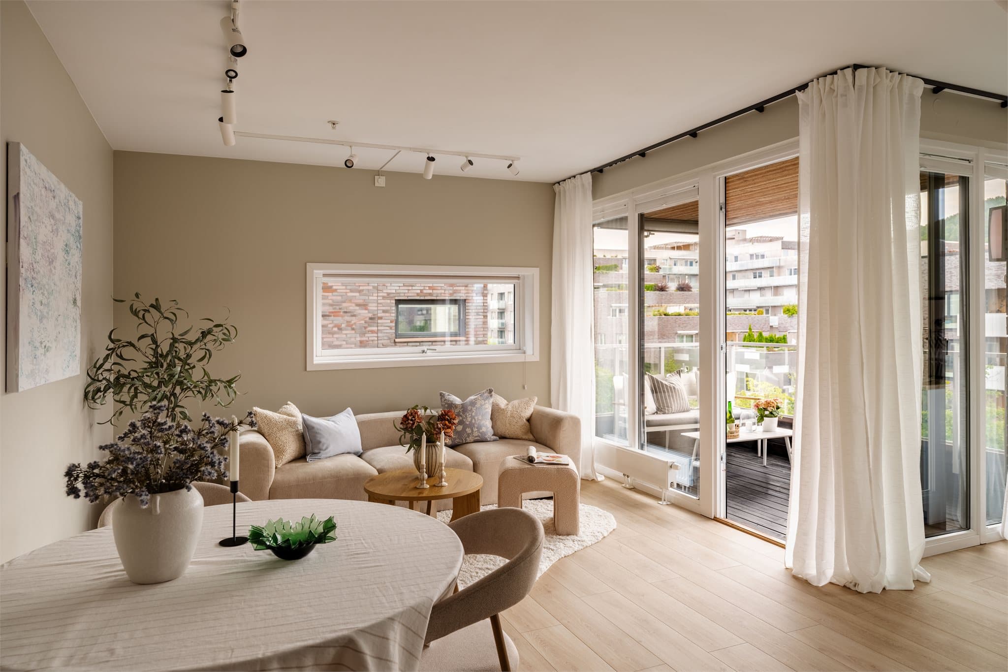 Det første som møter deg, er de store vindusflatene på to sider som slipper inn rikelig med naturlig lys og skaper en lys og hyggelig atmosfære