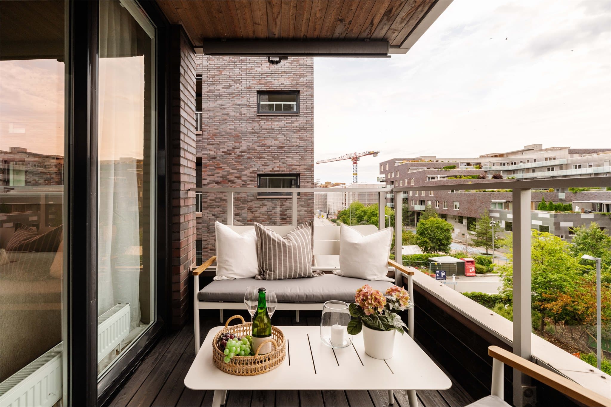 Balkongen har god plass til en hyggelig utesone, med mulighet for å innrede med utemøbler, grill, grønne planter og annet ønsket inventar. Balkongdøren har treramme og 3-lags isolerglass