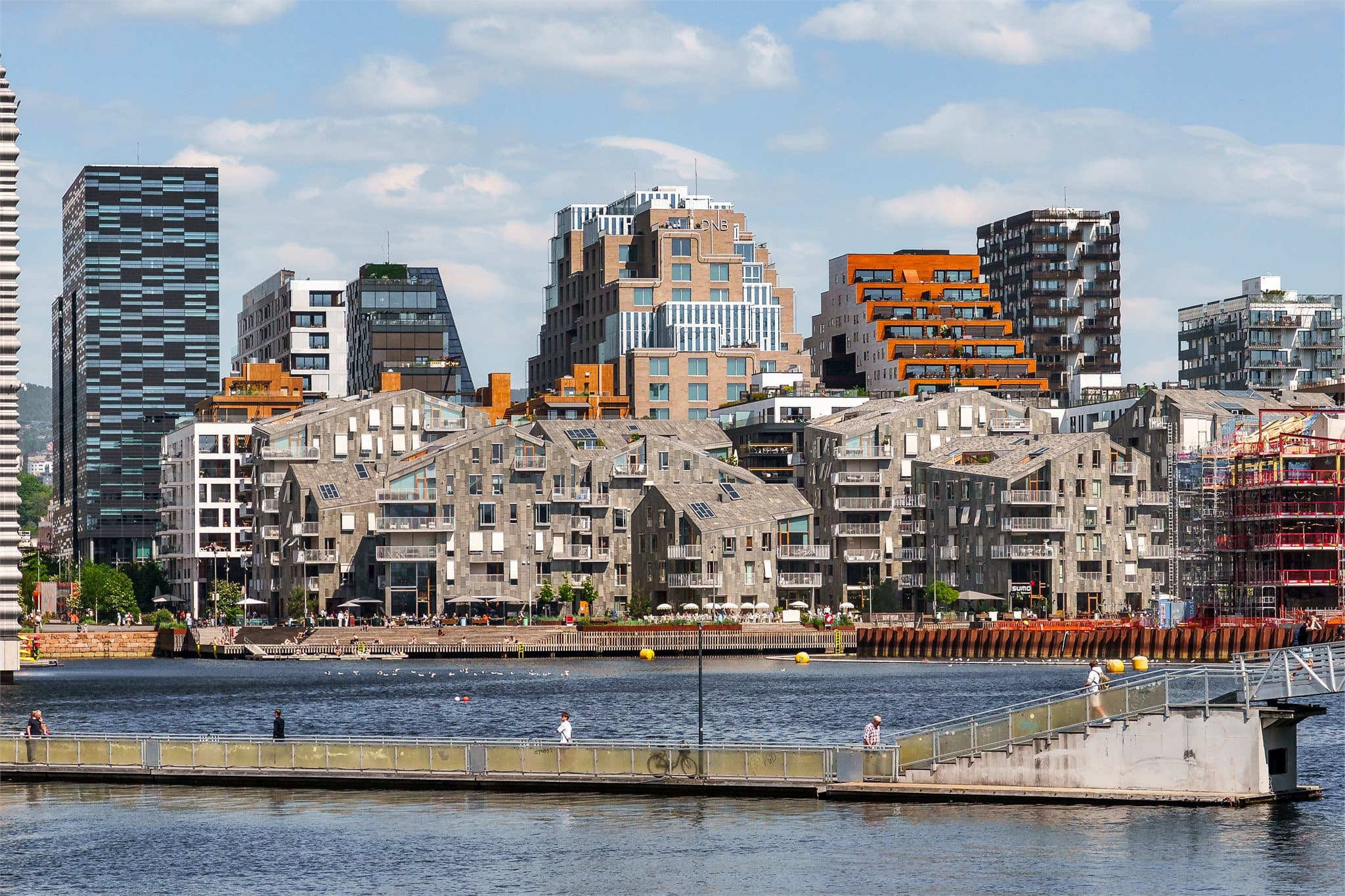 Barcode-området er kjent for sin moderne arkitektur, mens Vannkunsten skiller seg ut med unike bygg og spennende former langs vannet