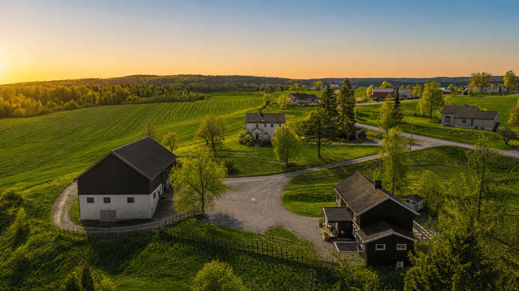 Velkommen til Vestbyvegen 25 og 27! Foto: Thor Øyvind Borgersen. Bildet er digitalt redigert, og redigert fra tidlig sommer til sommer og avvik kan forekomme.
