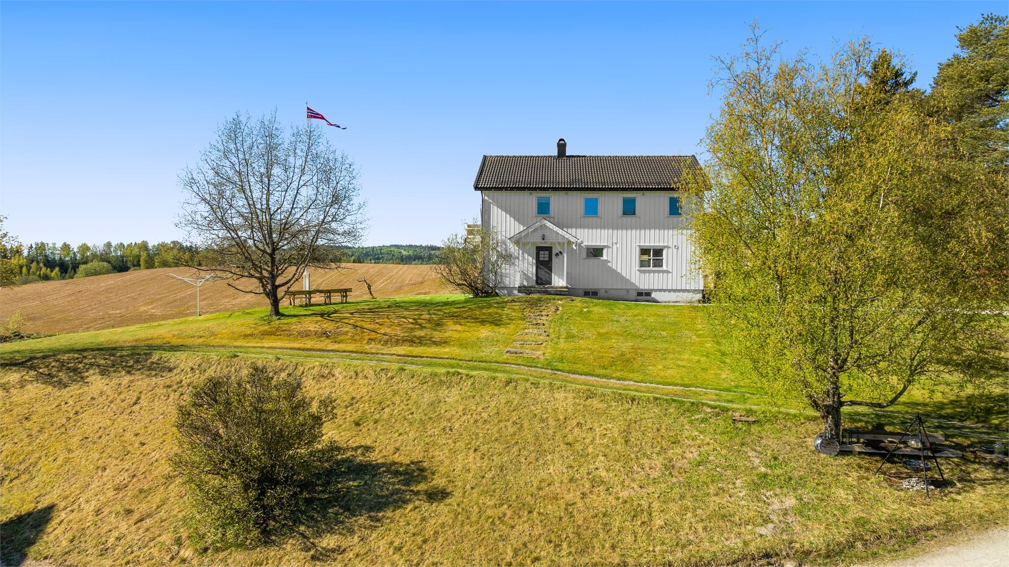 Kårboligen er oppført i ca. 1968. Den har tidligere vært nyttet som tomannsbolig med kjøkken/bad/stue og soverom i hver etasje.