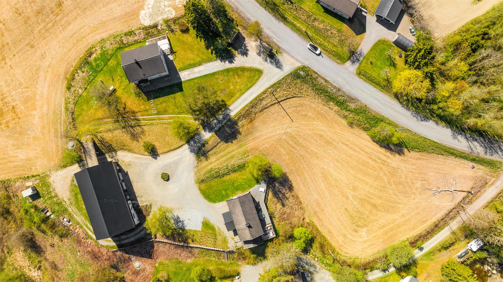 Koselig tun - mulighet for leie av jordlapp på ca. 3 daa mellom hovedhus og vei.