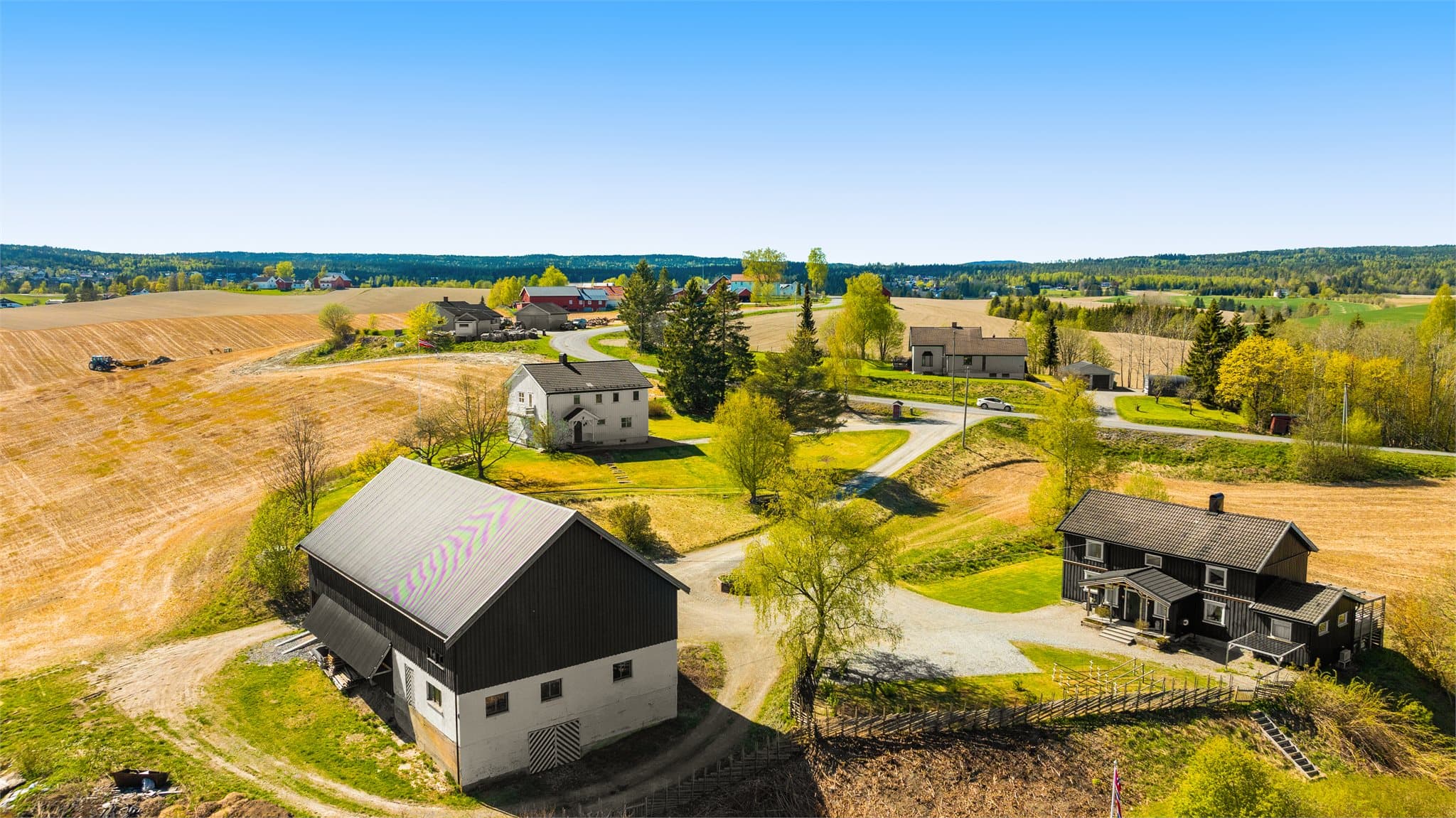 En nydelig småbrukseiendom med fin beliggenhet i Gjerdrum, kun ca. 2,5 km fra Ask som er kommunesentrum.
